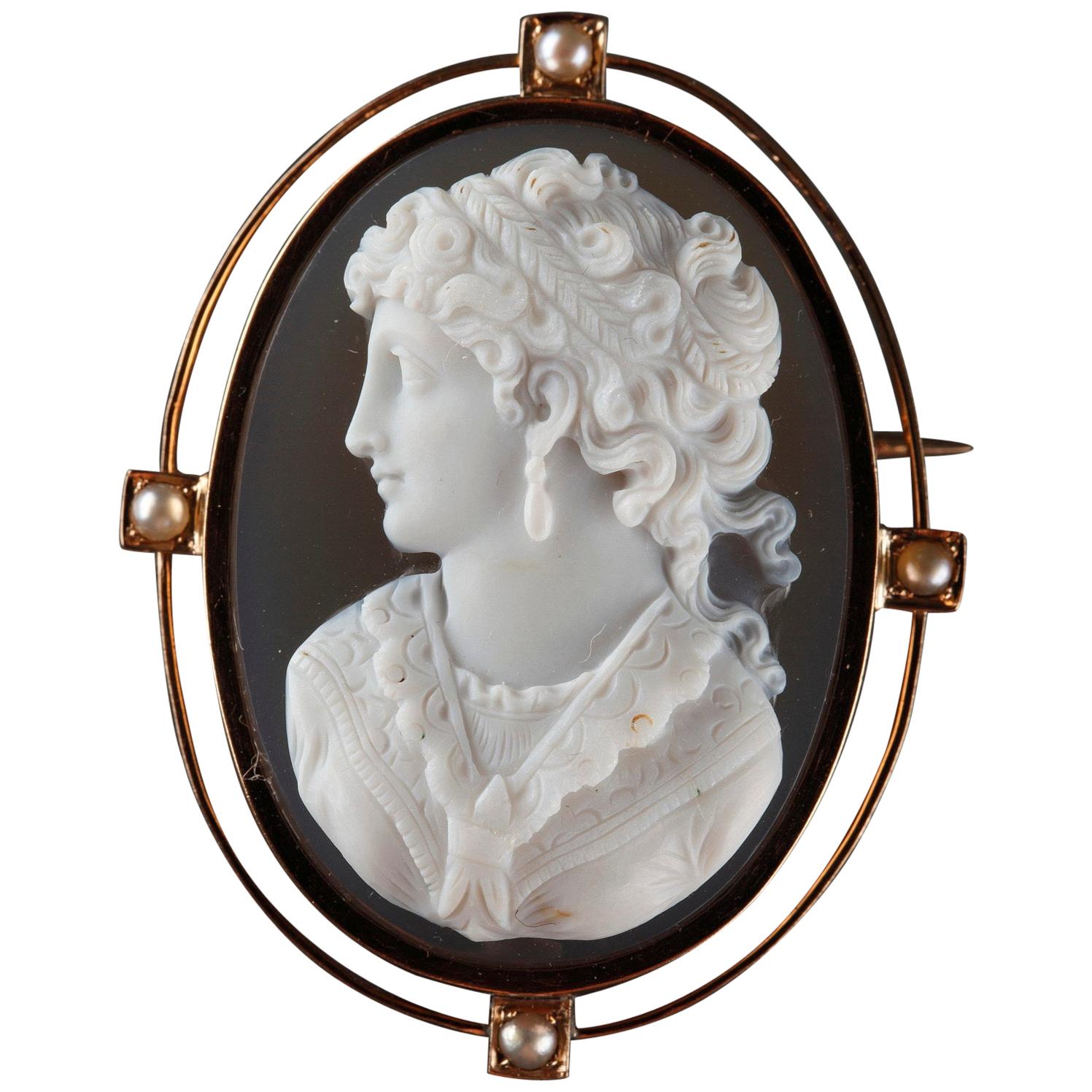 Gold Brooch with Agate Cameo and Pearls, 19th Century For Sale