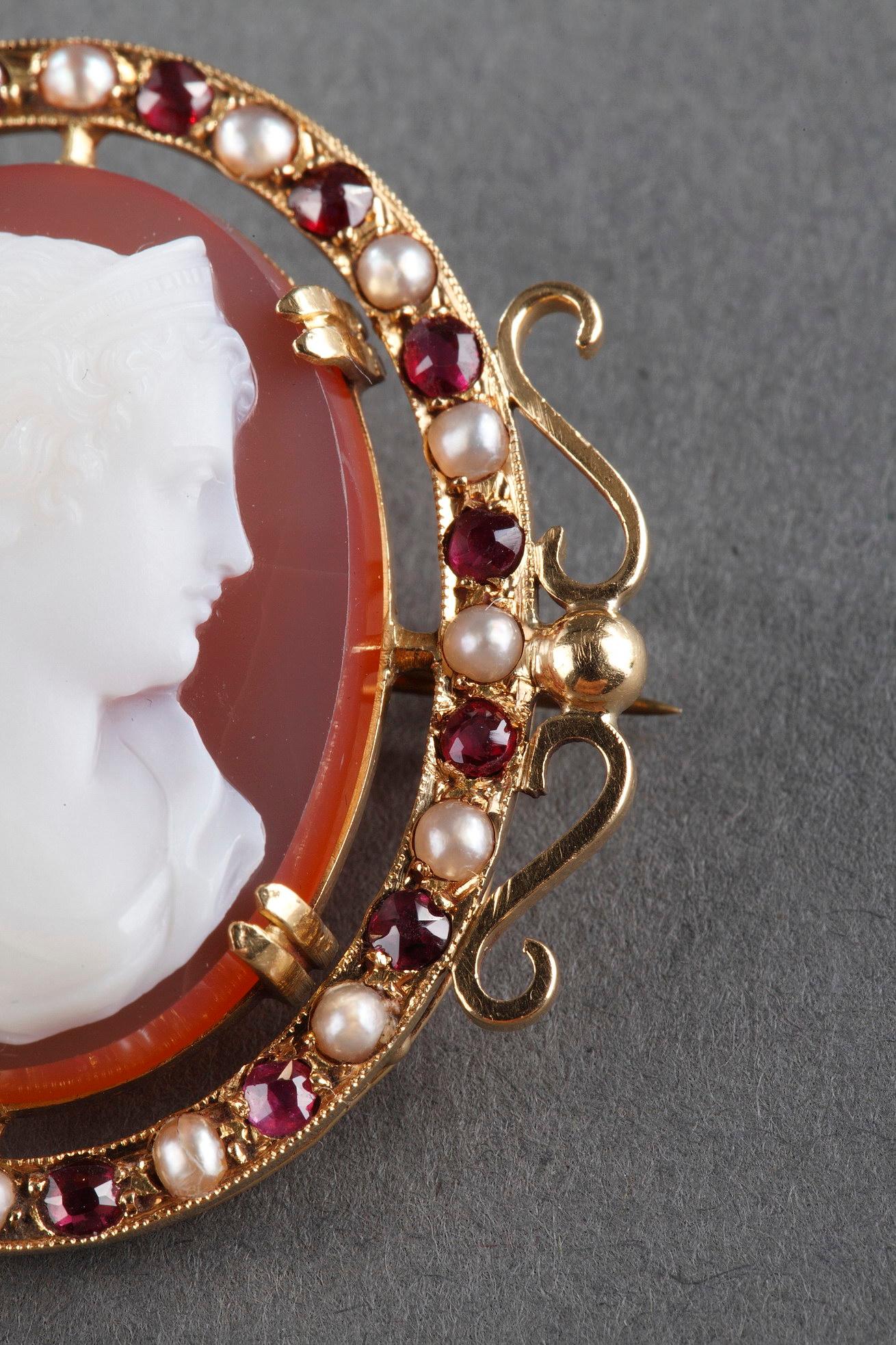 Gold Brooch with Agate Cameo and Pearls, Mid-19th Century For Sale 2