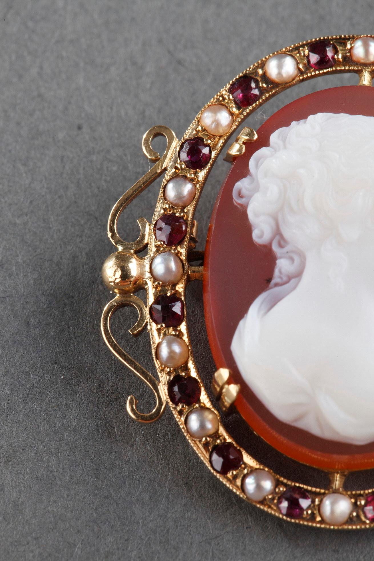 Gold Brooch with Agate Cameo and Pearls, Mid-19th Century For Sale 3