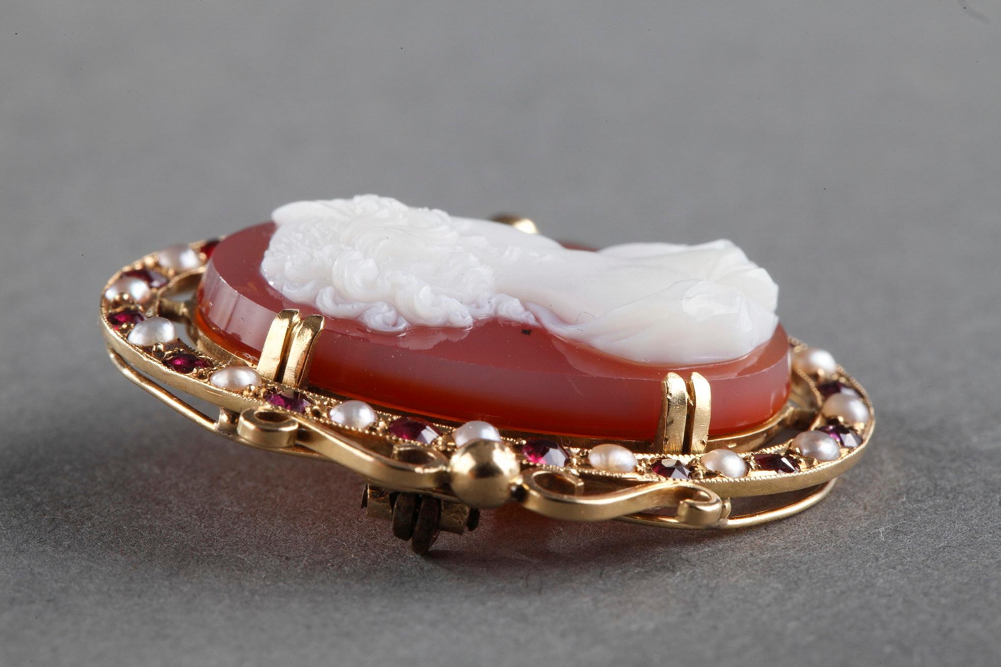 Gold Brooch with Agate Cameo and Pearls, Mid-19th Century For Sale 4