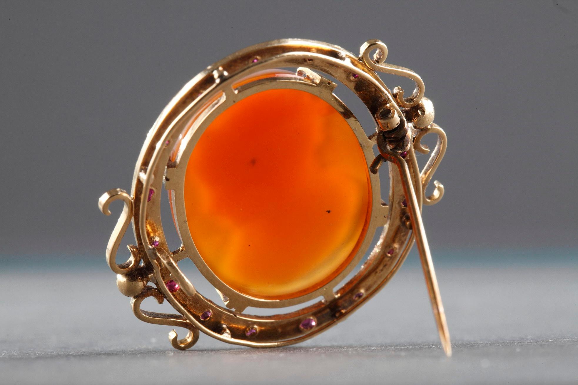 Gold Brooch with Agate Cameo and Pearls, Mid-19th Century For Sale 5