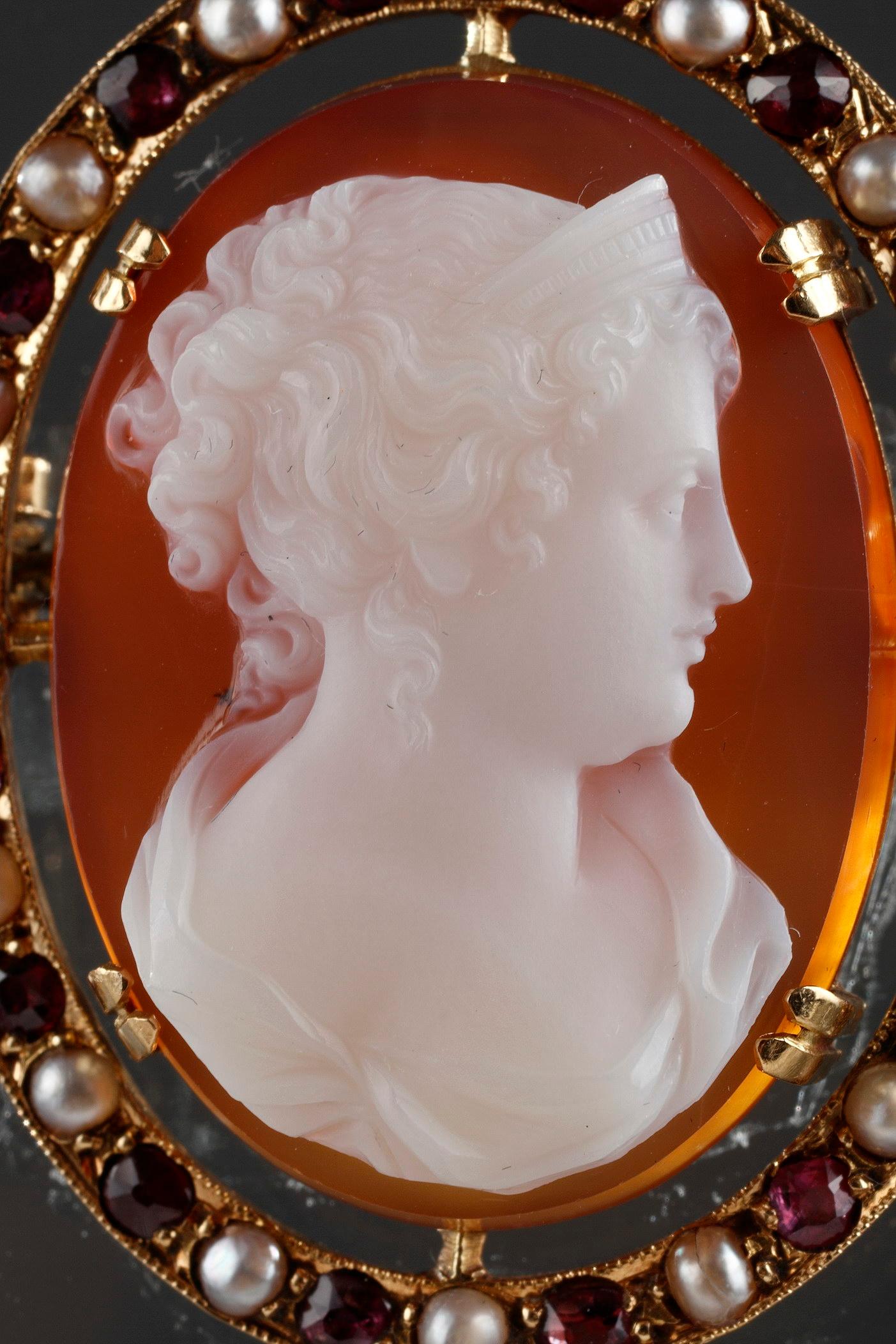 cameo with pearls
