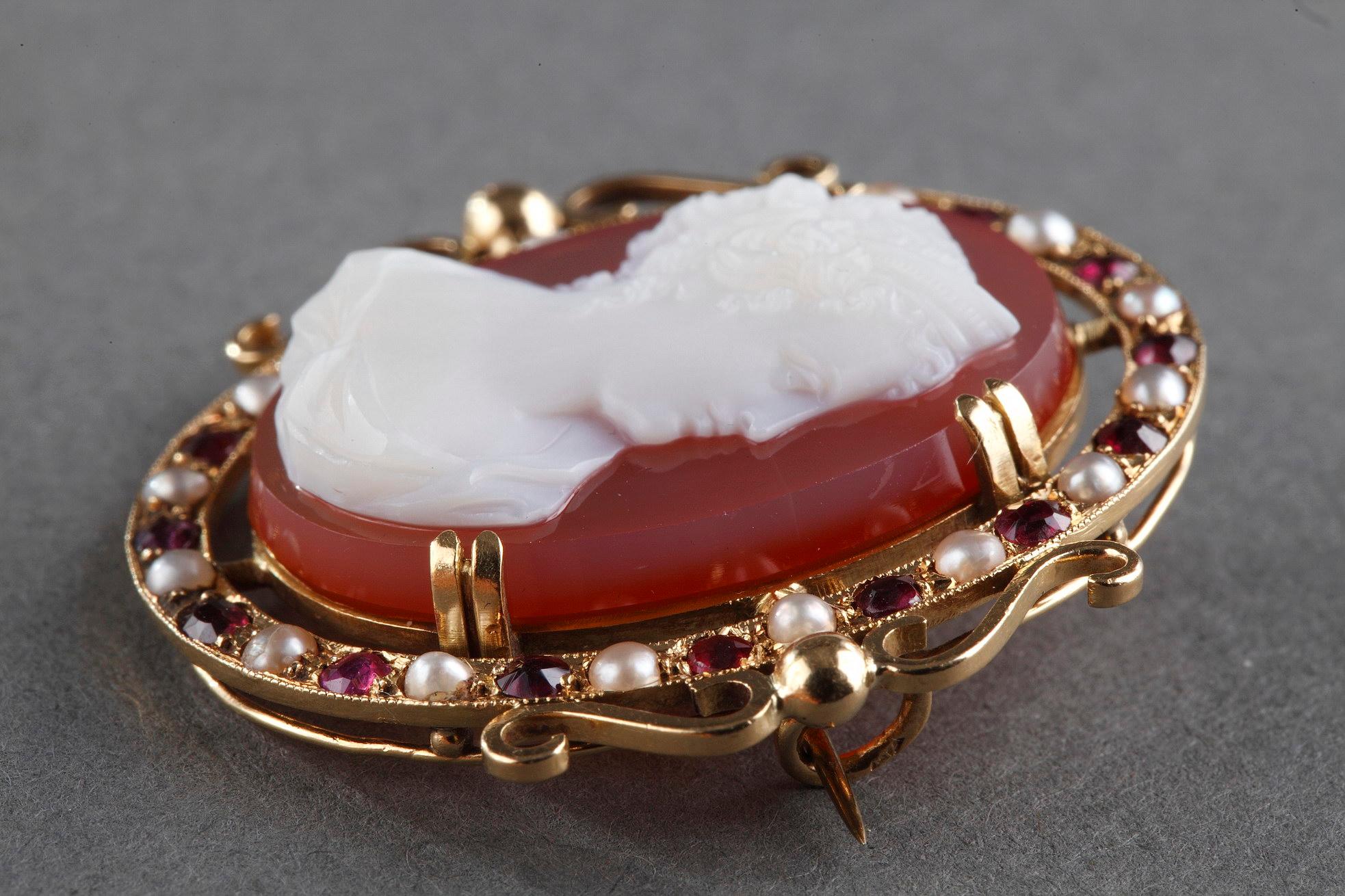 Gold Brooch with Agate Cameo and Pearls, Mid-19th Century For Sale 1