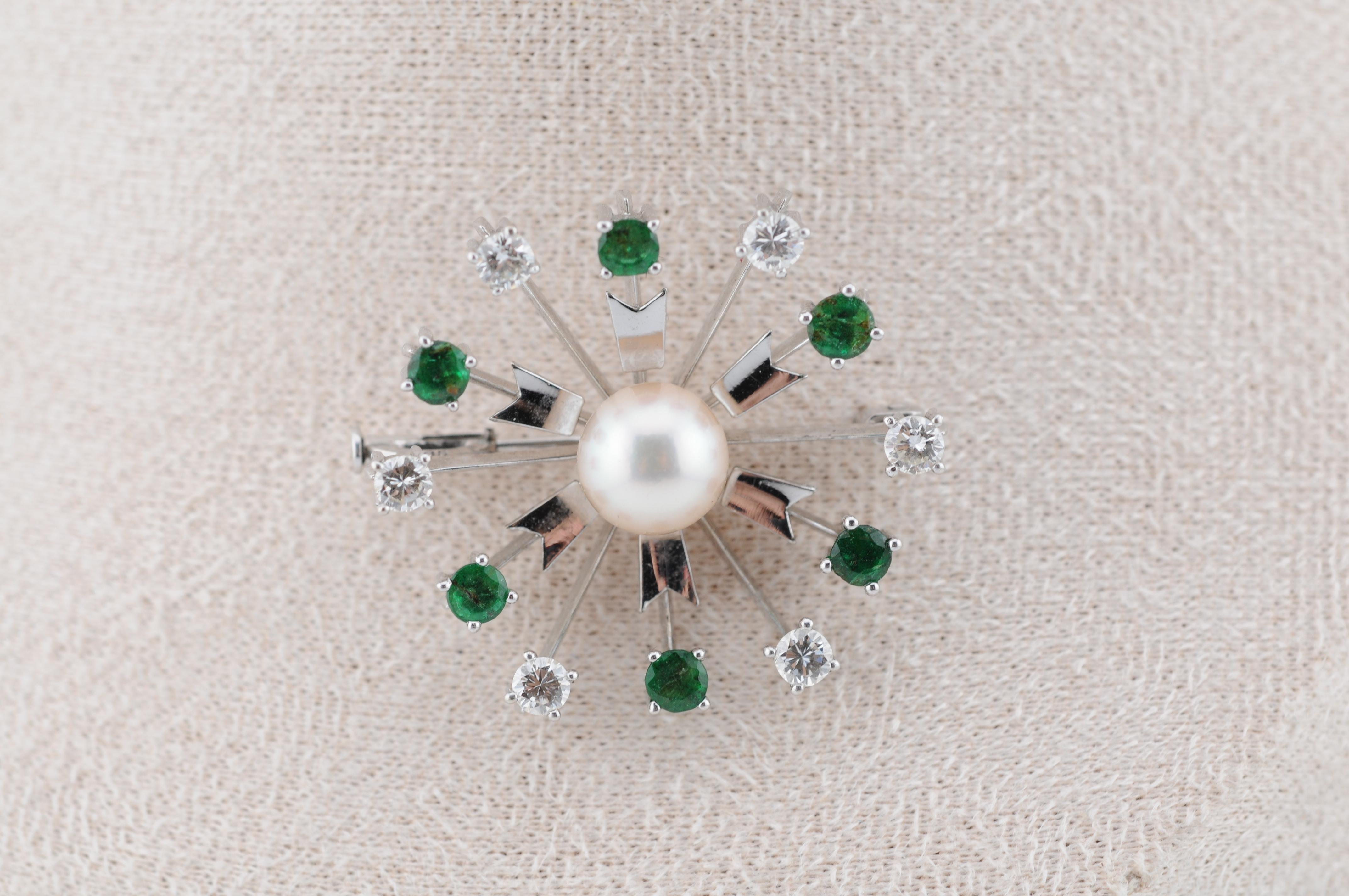Estetismo Spilla in oro con smeraldi, diamanti e perle Elegante in oro bianco 14k in vendita