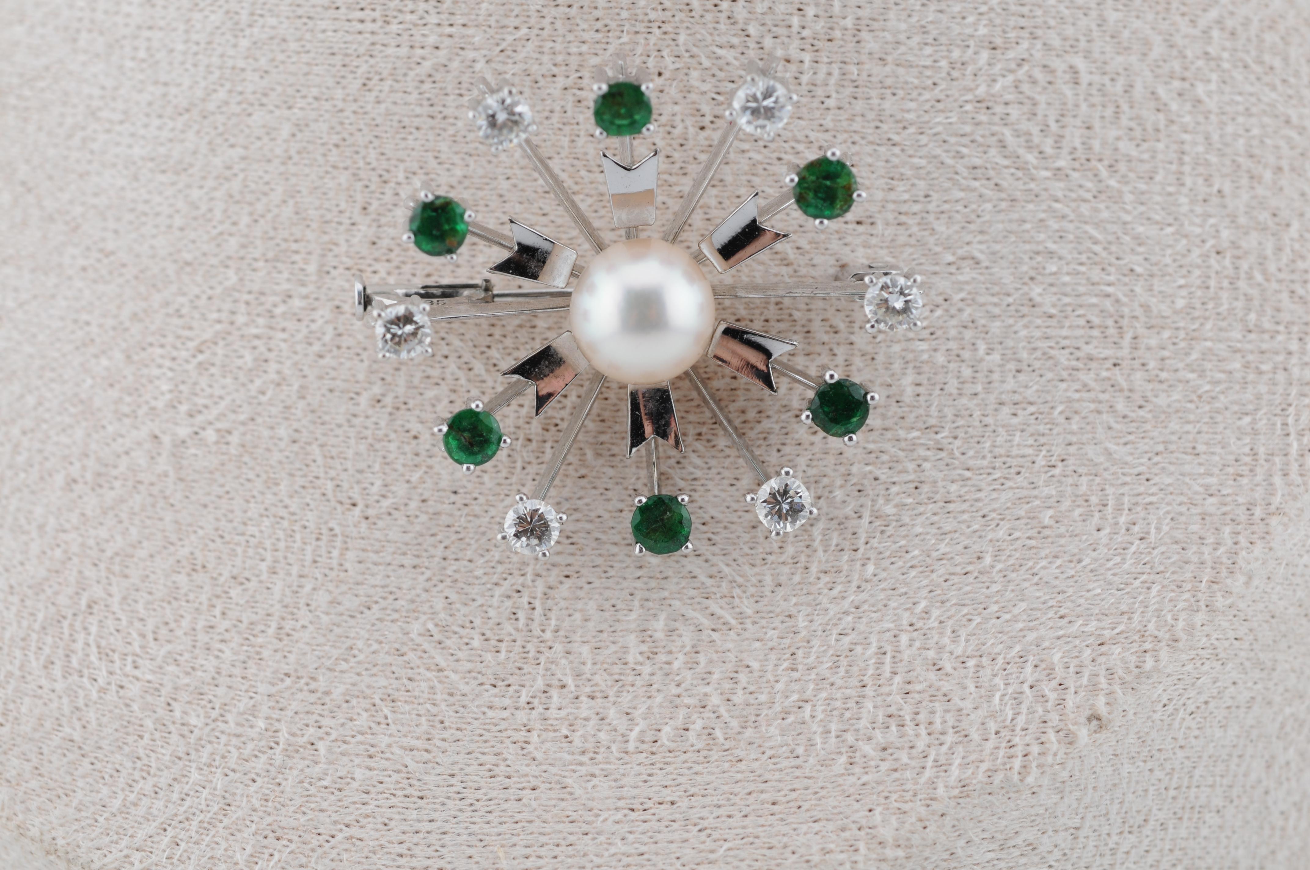 Spilla in oro con smeraldi, diamanti e perle Elegante in oro bianco 14k In condizioni buone in vendita a Berlin, BE