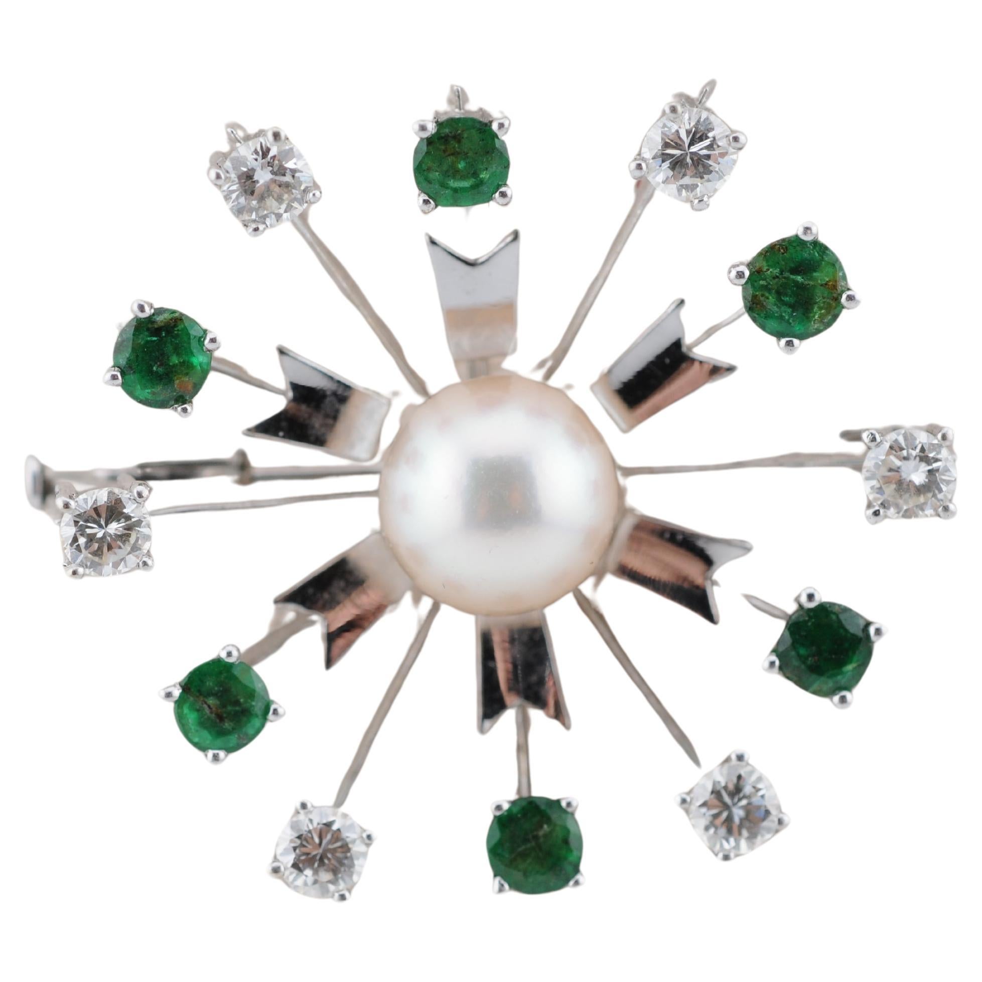 Spilla in oro con smeraldi, diamanti e perle Elegante in oro bianco 14k in vendita