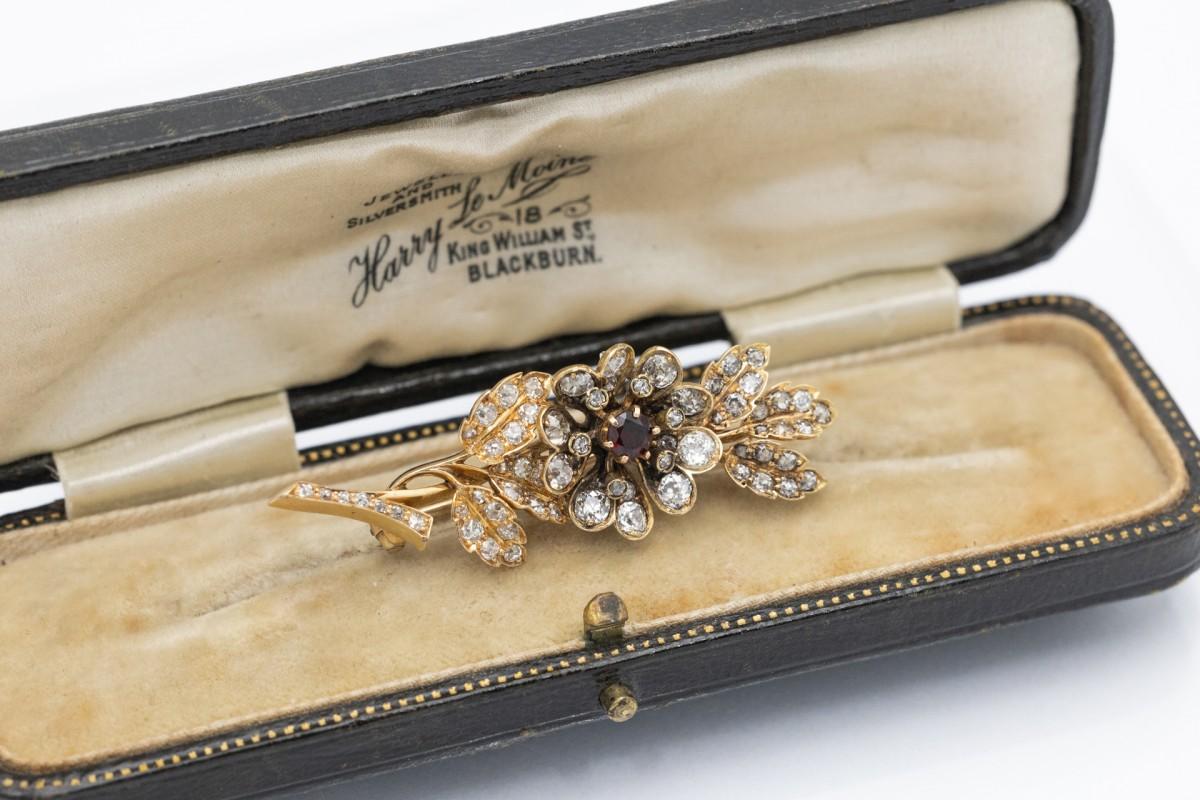 Gold Brooch with Garnet and 2.40ct Diamonds, Western Europe. In Excellent Condition For Sale In Chorzów, PL