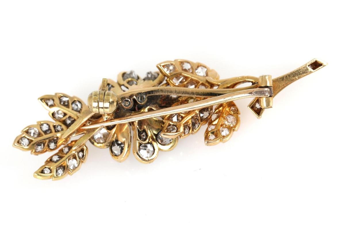 Gold Brooch with Garnet and 2.40ct Diamonds, Western Europe. For Sale 1