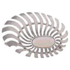 Broche en or avec opale naturelle - Fabrication artisanale, design intemporel