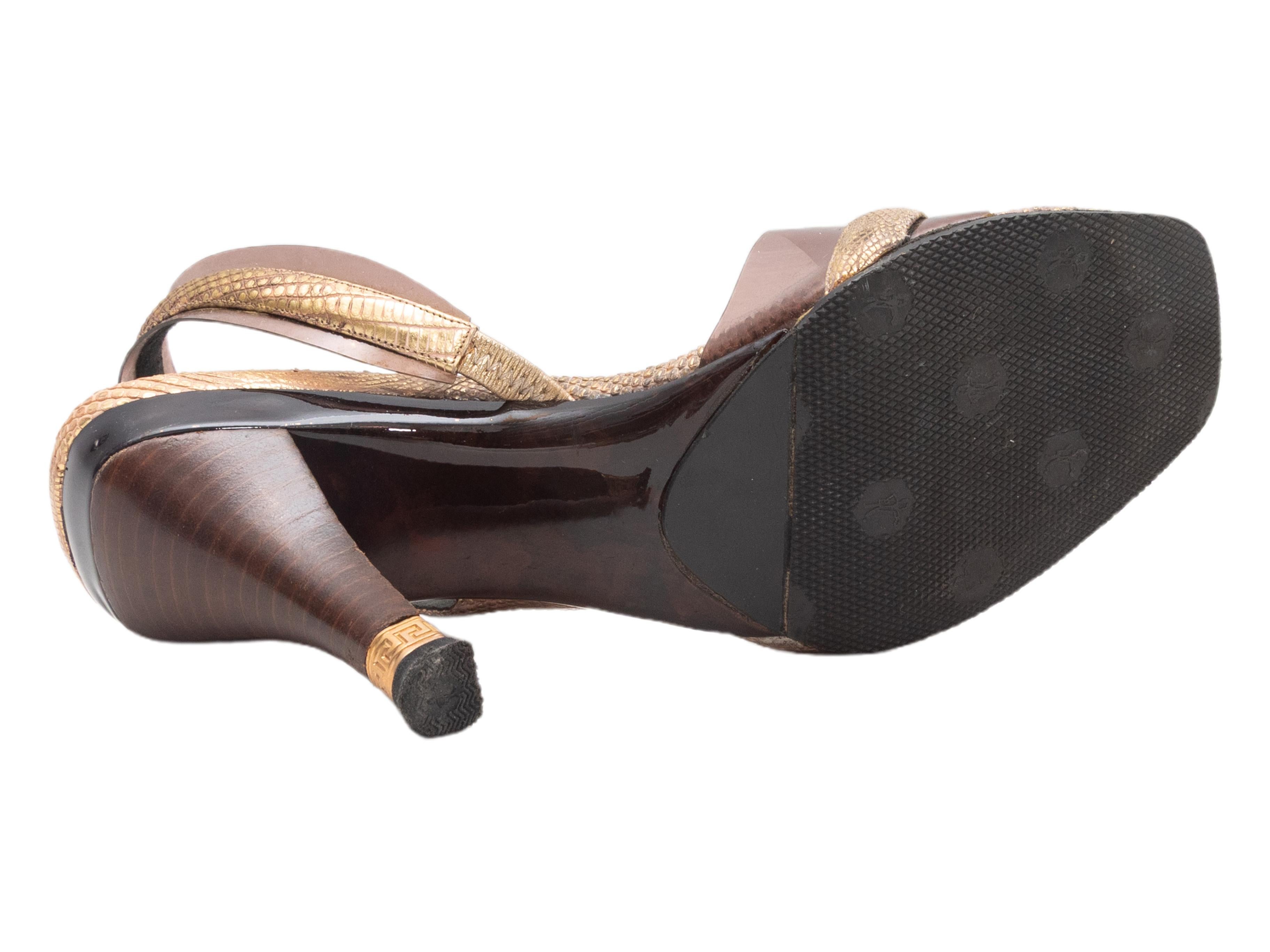 Gold & Braun Gianni Versace Geprägtes Leder & PVC Slingback Sandalen Größe 35 im Angebot 1