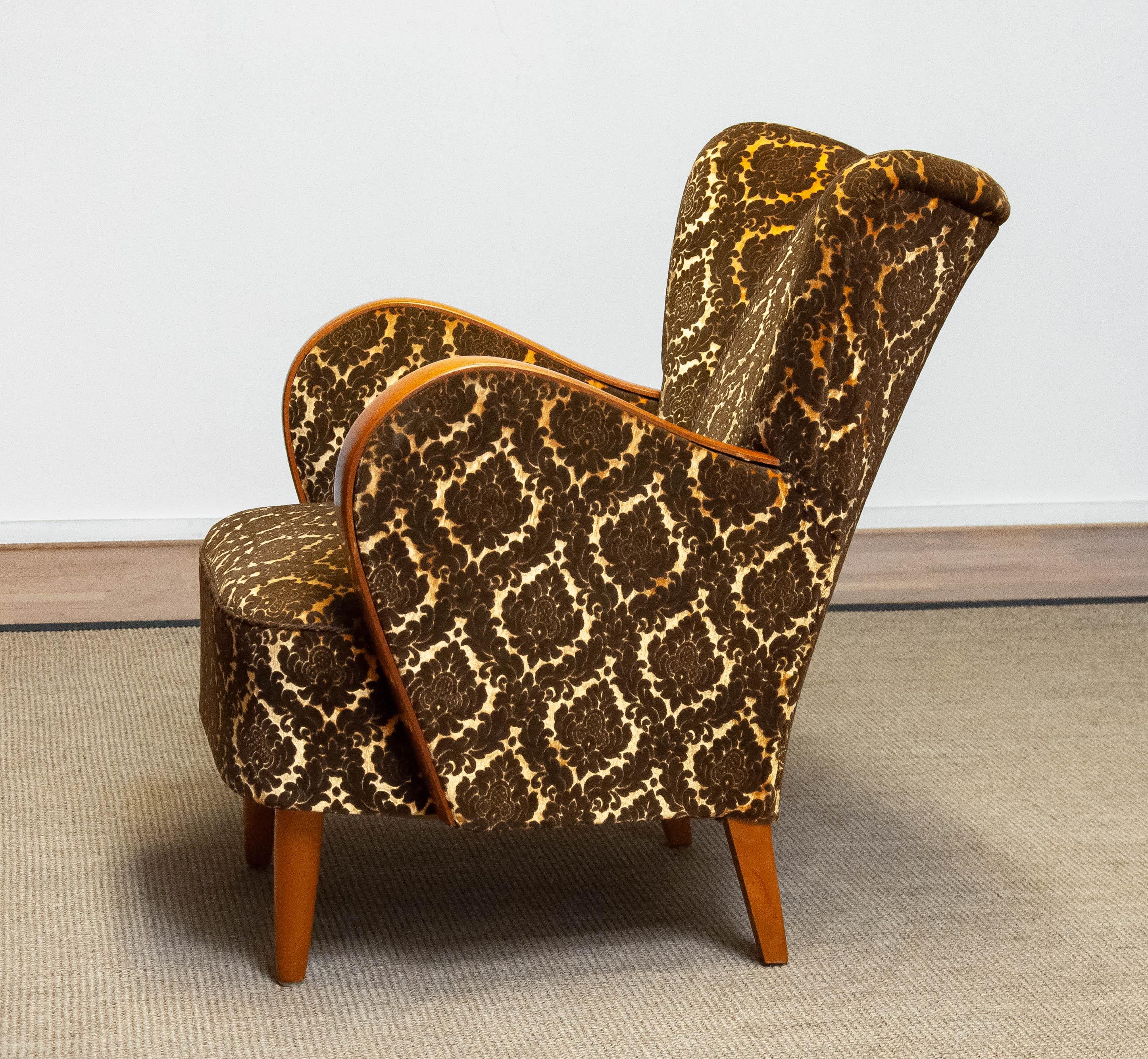 Mid-20th Century Gold / Brown Jacquard Velvet with Elm Armrest Lounge Chair in Fritz Hansen Style For Sale