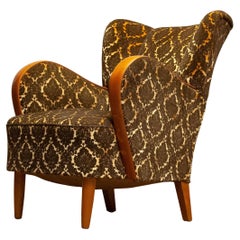 Chaise longue en velours jacquard or / Brown avec accoudoirs en orme dans le style Fritz Hansen