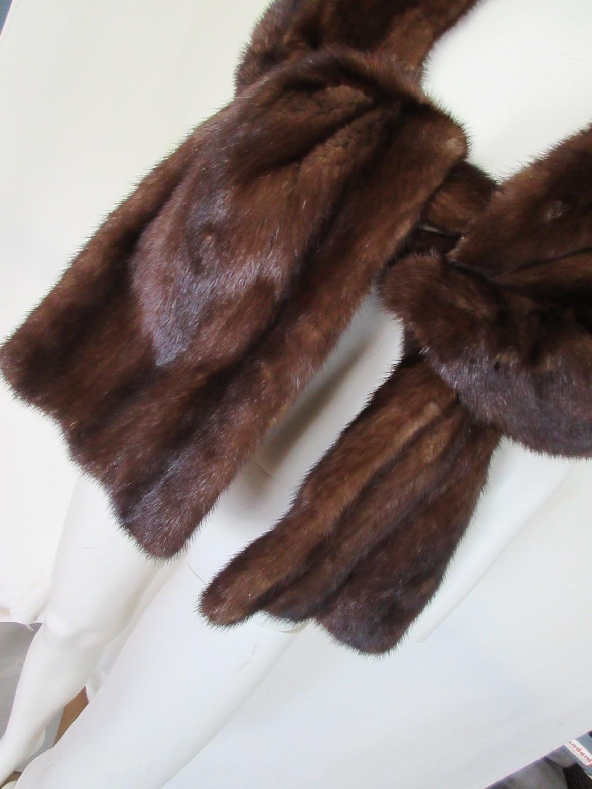 This vintage stole is made of soft quality mink fur.

We offer more exclusive fur items, view our fronstore

Details:
Its light and easy to wear 
Brown mink fur with slight gold shading. 
Fully lined
one size
Length about 185 cm / 72.83 inch

Please