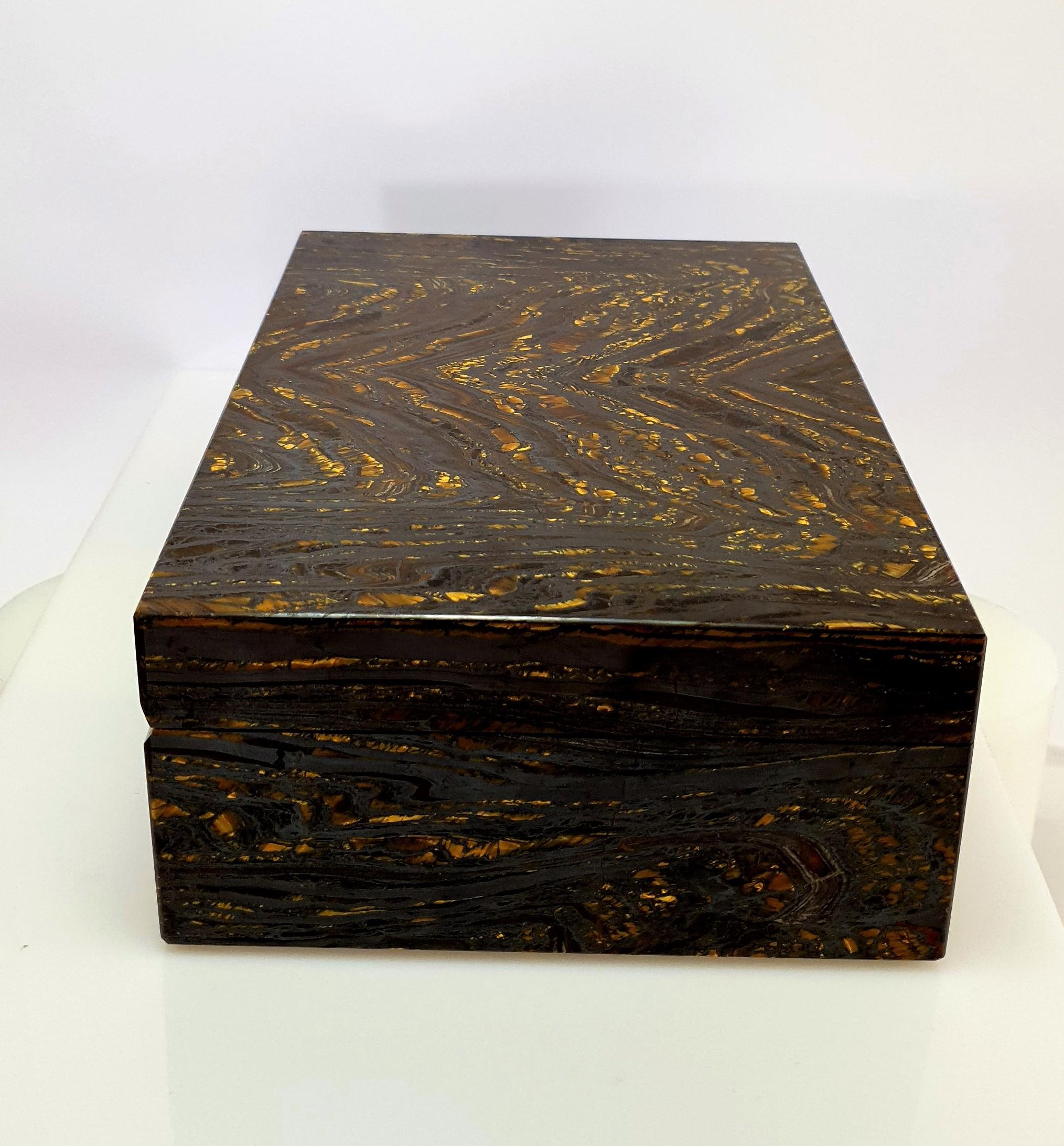 Gold Brown Tiger Iron Decorative Jewelry Gemstone Box with Black Marble Inlay In New Condition For Sale In Kirschweiler, DE