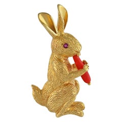 Épingle en or représentant un lapin et une carotte