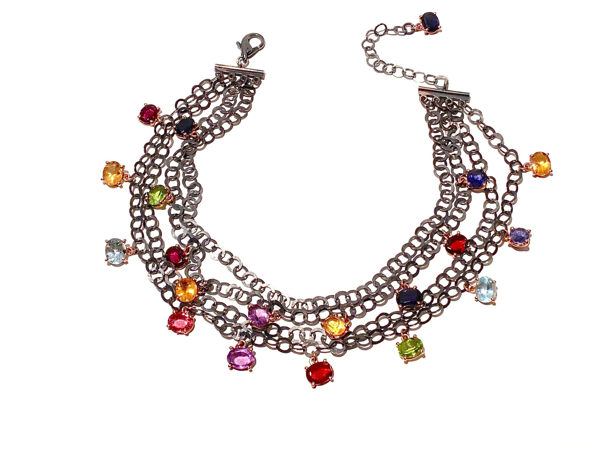 Moderne Collier ras du cou en or bruni et argent martelé avec pierres de couleur sterling en vente