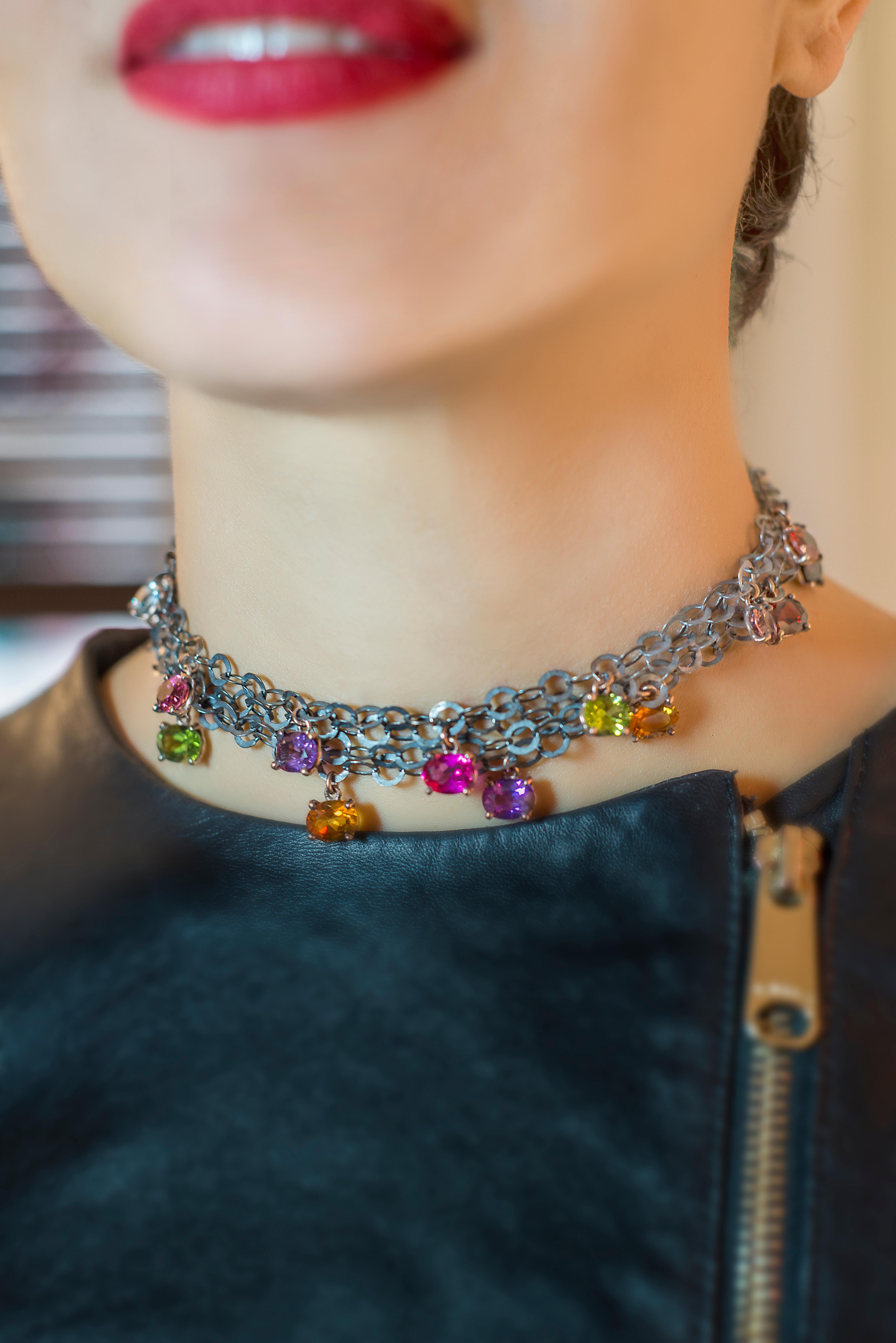 Le superbe collier ras-de-cou Design/One est une véritable œuvre d'art, fabriquée à la main en Italie. 
La chaîne à maillons en argent bruni s'harmonise parfaitement avec les pierres pendantes aux couleurs vives, dont l'améthyste, la tourmaline, la