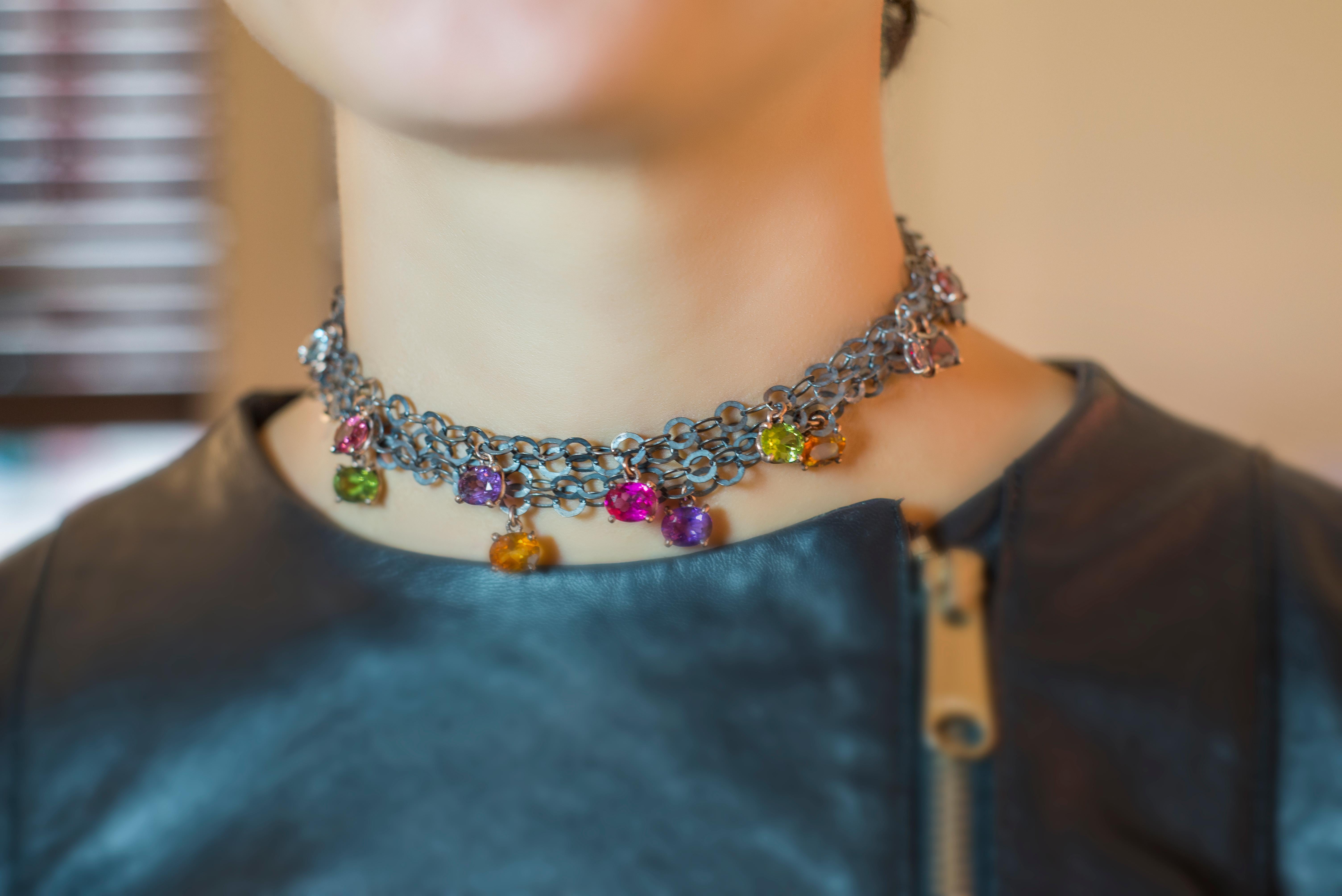 Collier ras du cou en or bruni et argent martelé avec pierres de couleur sterling en vente 2