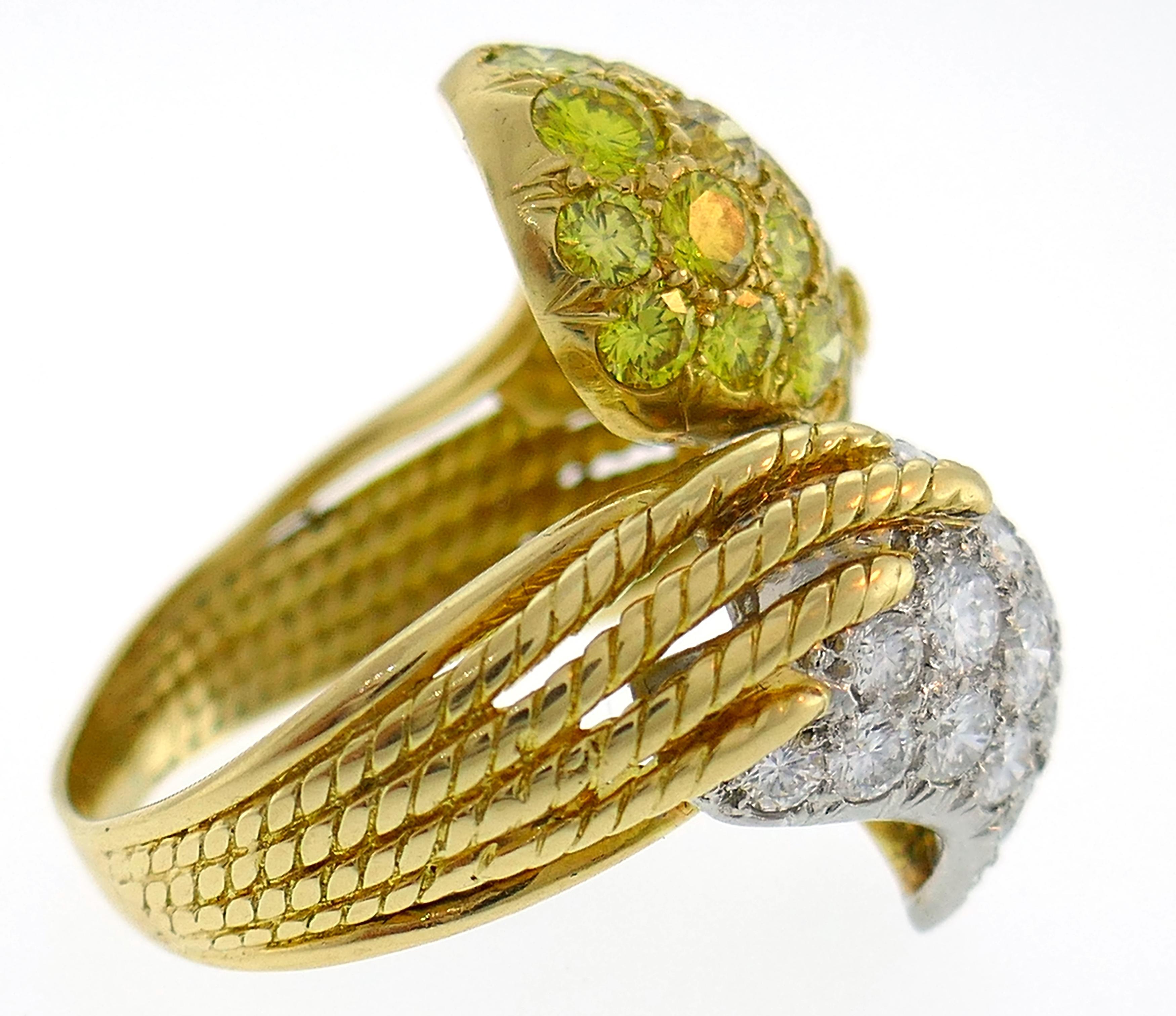 18k Gold Bypass Ring with Fancy Yellow and White Diamond In Good Condition For Sale In Beverly Hills, CA