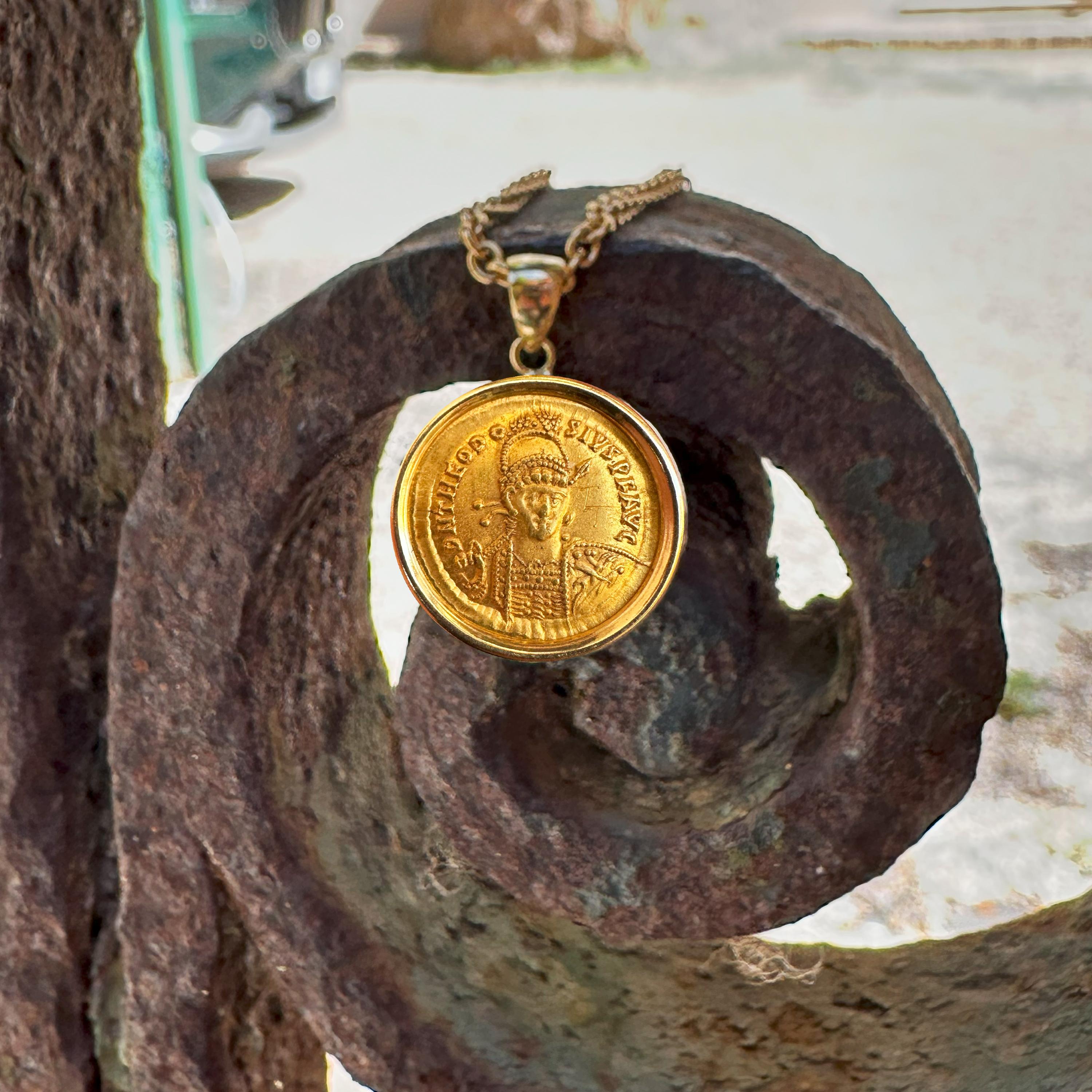 Romano classico Ciondolo con moneta bizantina in oro 18KT raffigurante l'imperatore Teodosio II in vendita