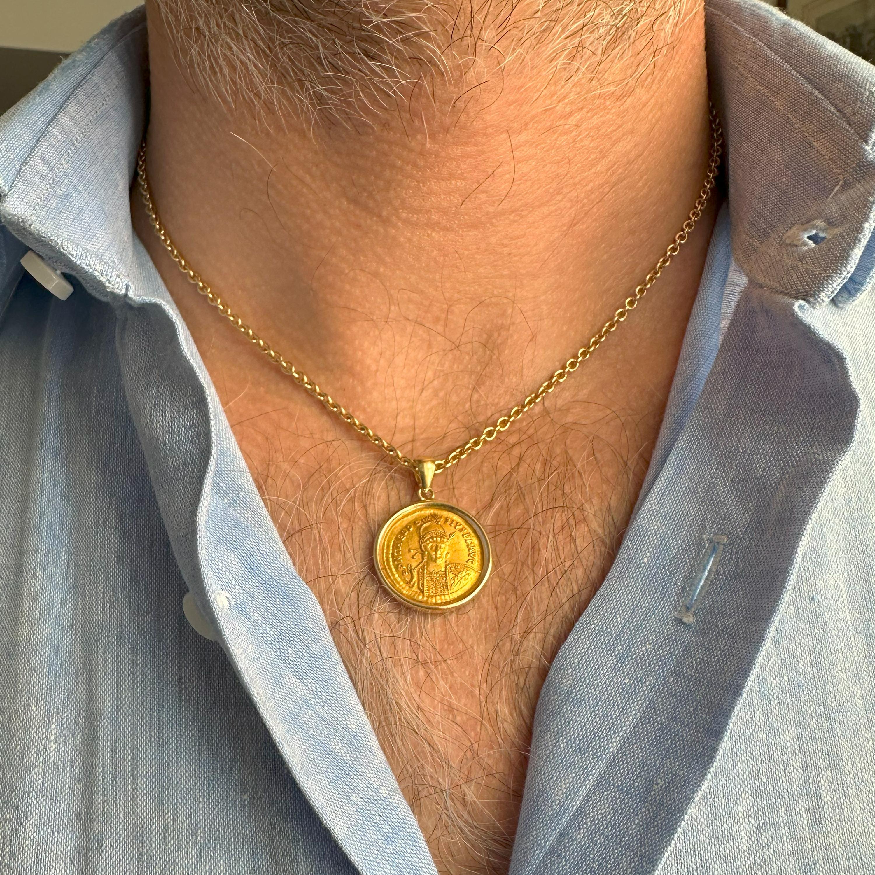 Ciondolo con moneta bizantina in oro 18KT raffigurante l'imperatore Teodosio II In condizioni Nuovo in vendita a Roma, IT
