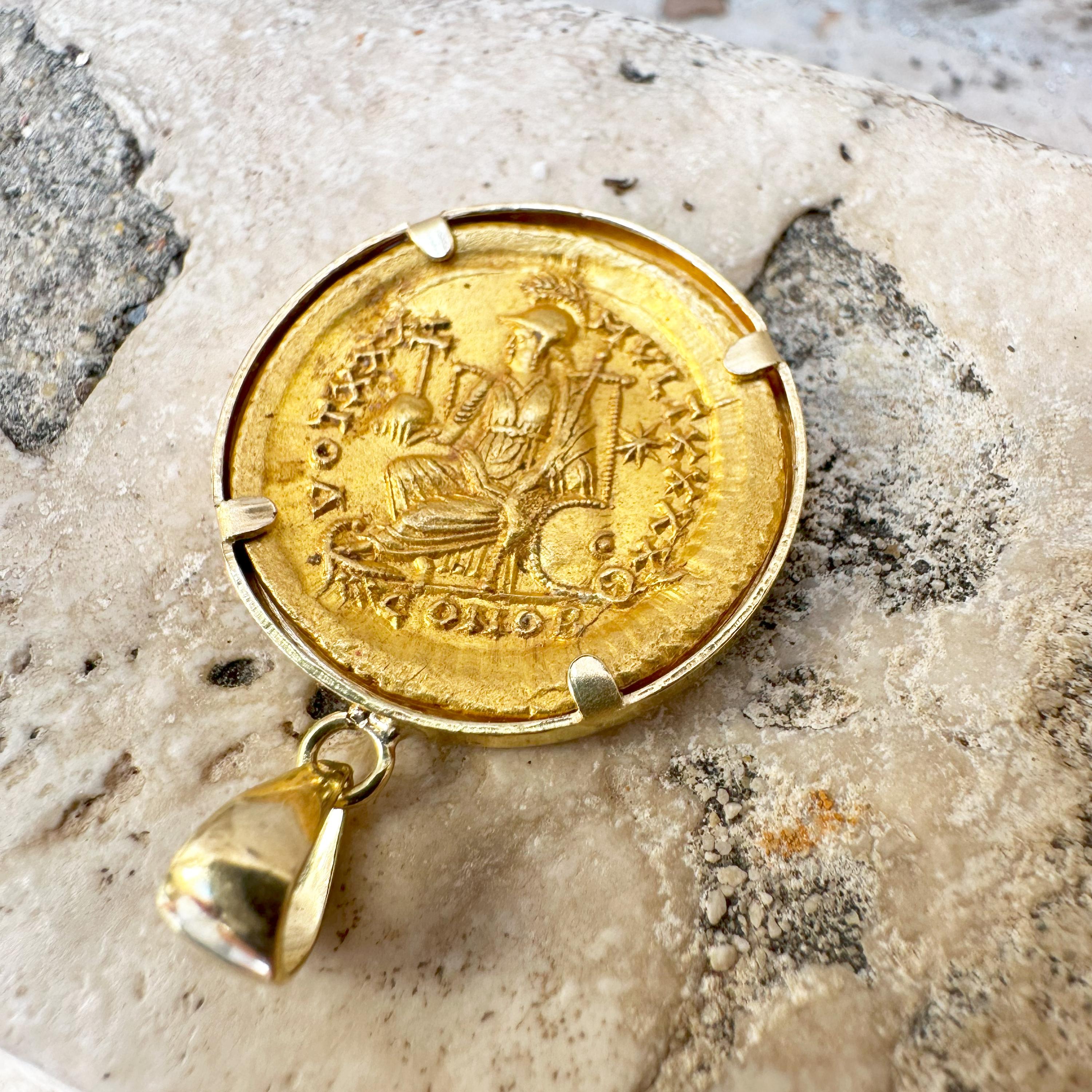 Ciondolo con moneta bizantina in oro 18KT raffigurante l'imperatore Teodosio II in vendita 1