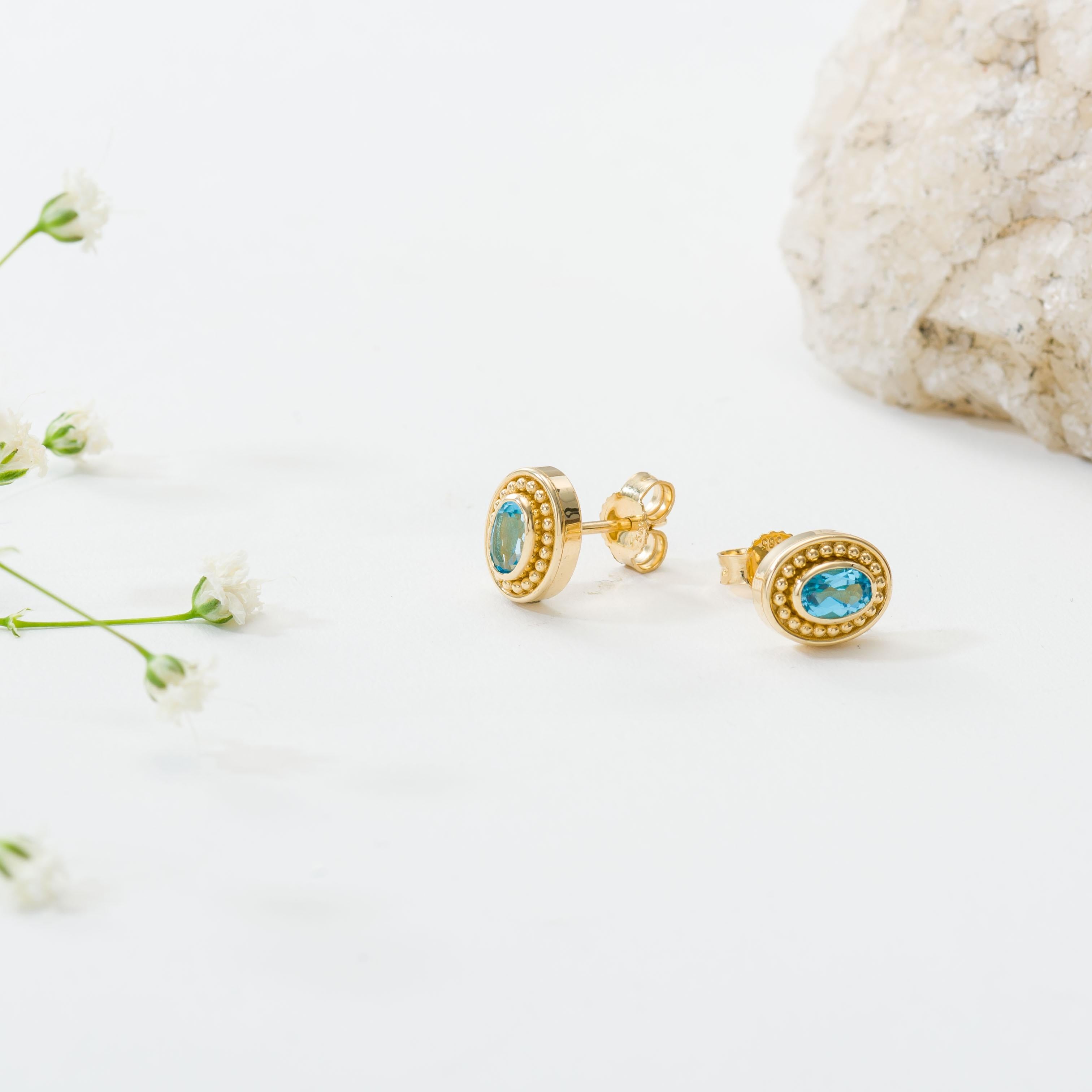 Byzantinische Ohrringe aus Gold mit Schweizer blauem Topas (Ovalschliff) im Angebot