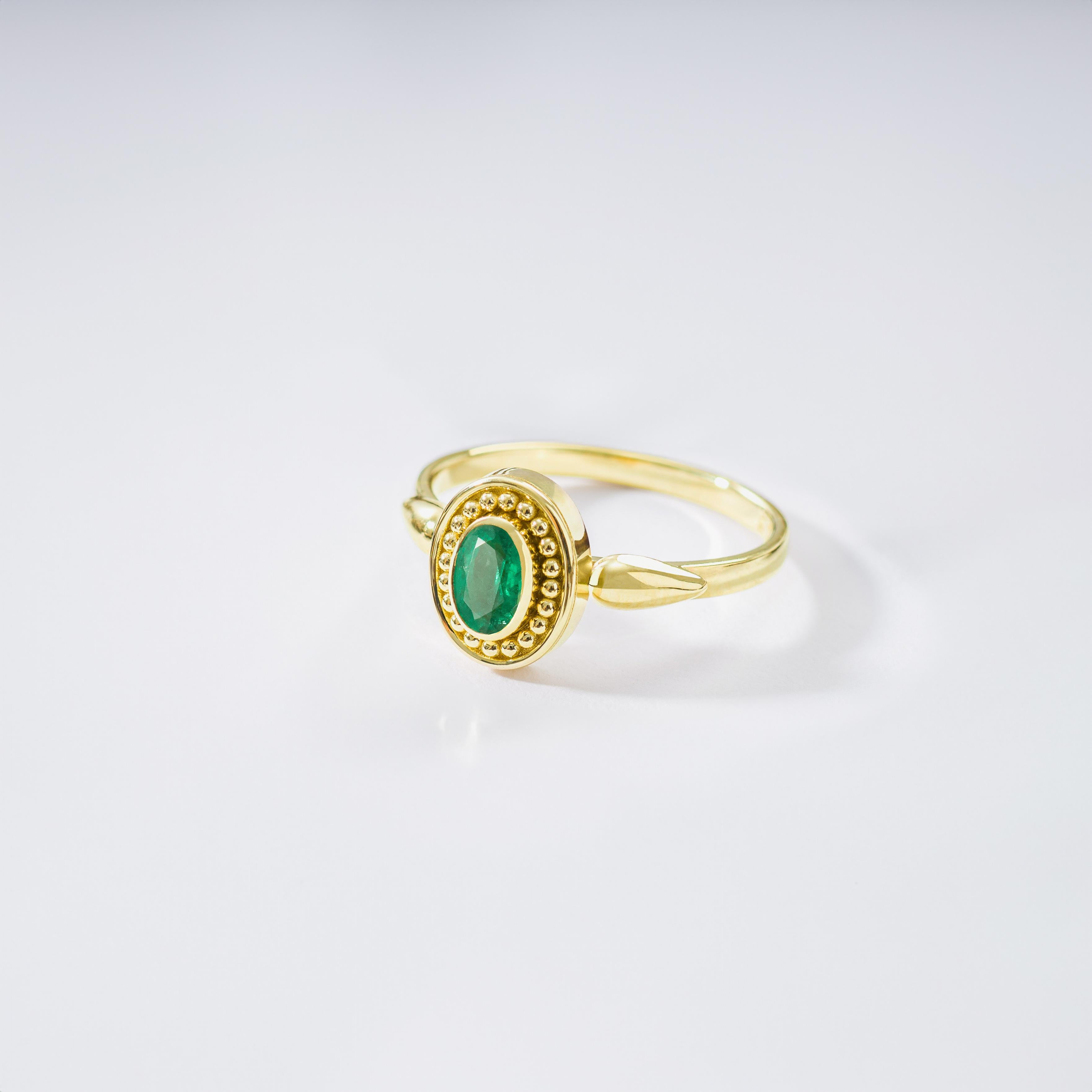Schmücken Sie Ihre Hand mit unserem exquisiten Goldring, in dem ein ovaler Smaragd als Symbol für natürliche Eleganz und dauerhaften Charme besticht.

100% handgefertigt in unserer Werkstatt.

Metall: 18K Gold
Edelsteine: Smaragd  Gewicht 0,37
