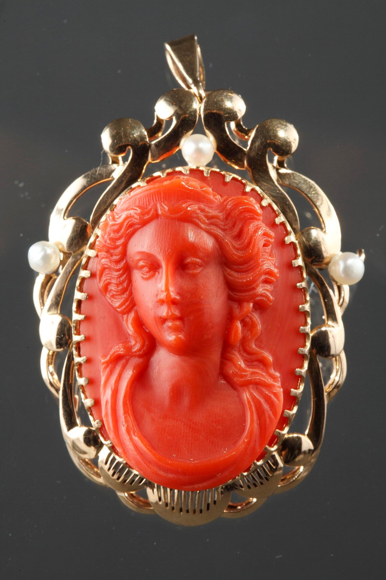 Ovaler Broschen-Anhänger aus dem 19. Jahrhundert, verziert mit einer Kamee, die eine junge Frau im Renaissance-Stil darstellt. Durchbrochene Goldbeschläge, mit Perlen verziert.
18 Karat