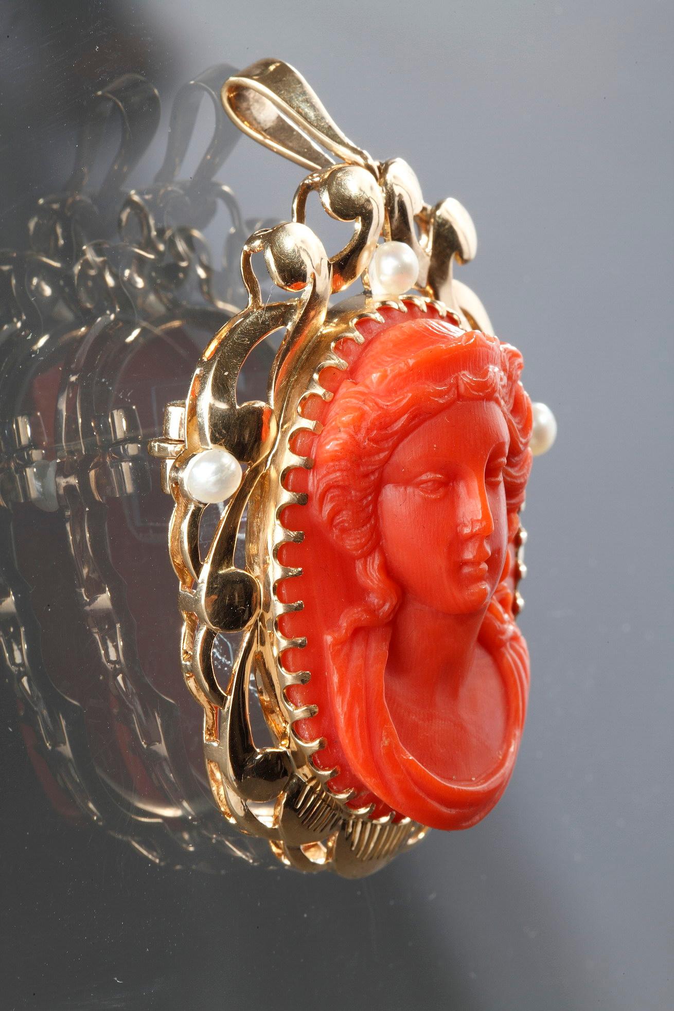 Women's or Men's Gold Cameo Brooch Pendant For Sale