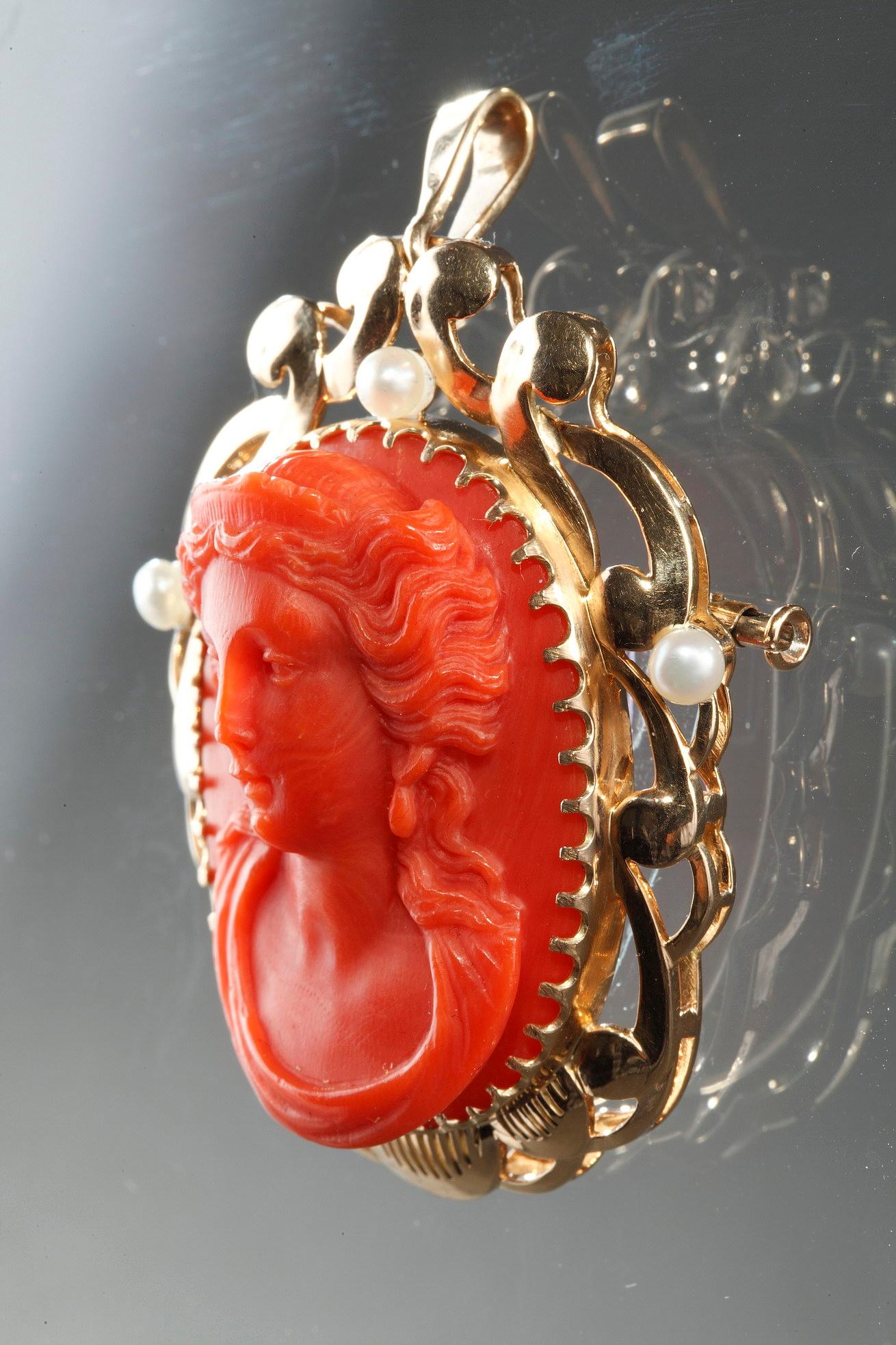 Gold Cameo Brooch Pendant For Sale 1
