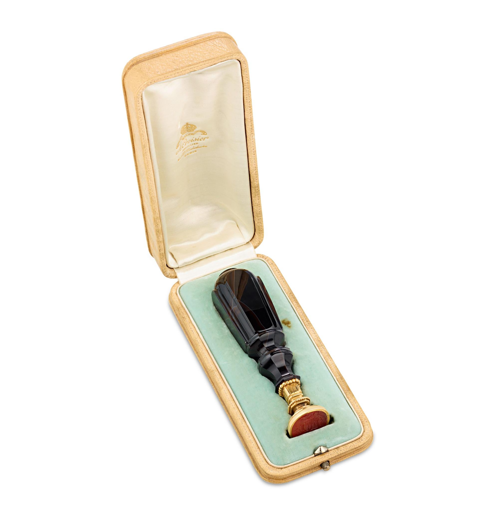 Sigillo armoriale in corniola d'oro con impugnatura in agata
A. Croisier, Parigi
Circa 1880

Questo squisito sigillo d'agata, oro e corniola, risalente al 1880 circa, apparteneva al Marchese de Briandas de Casteja, stimato paggio del Re Luigi XVIII