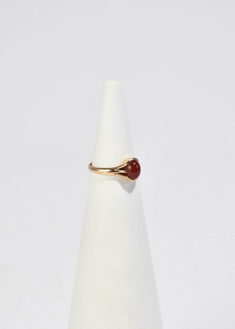 Stunning vintage 10k gold ring with an oval carnelian cabochon.

Material: 10k gold, carnelian.