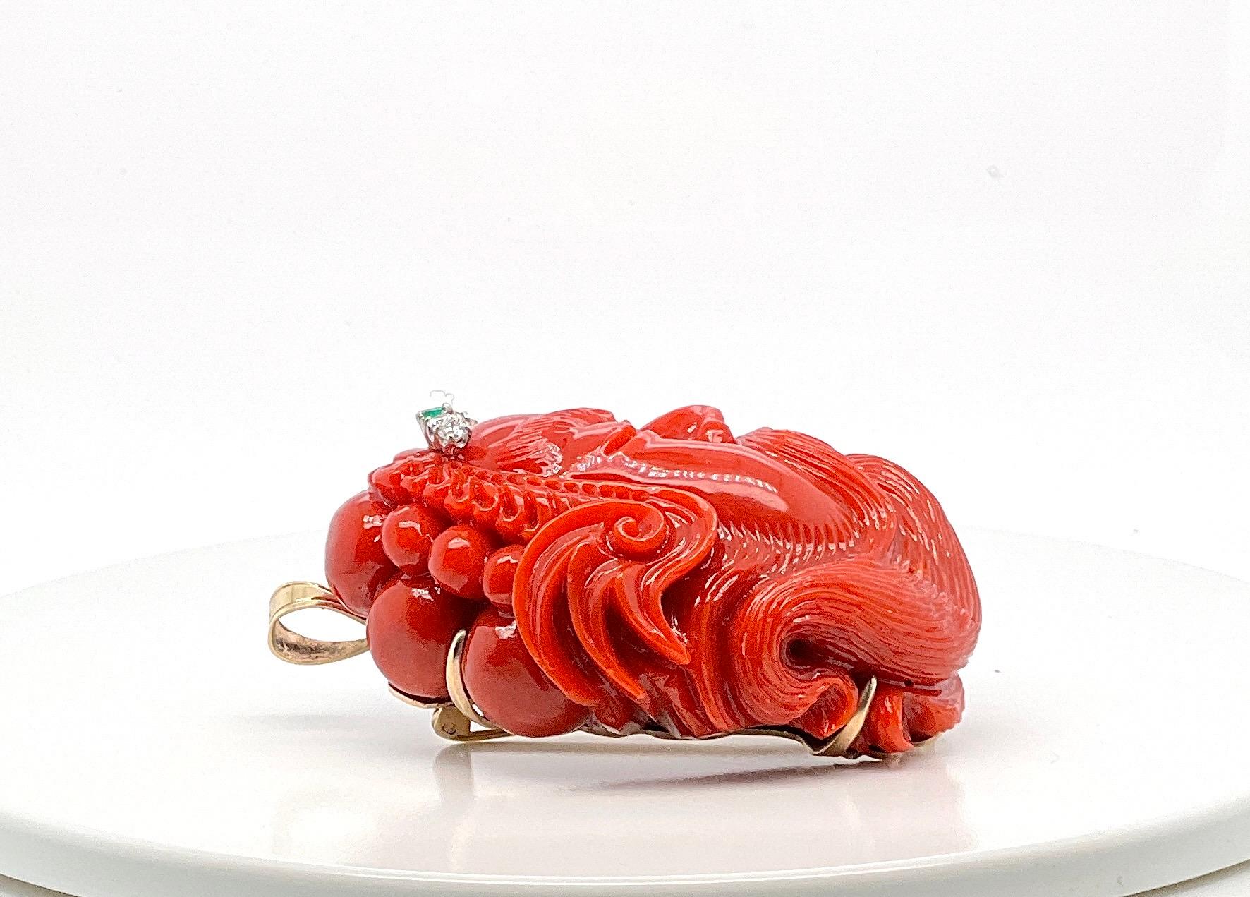 Taglio smeraldo Gold carved oxblood coral diamond and emerald pendant brooch in vendita