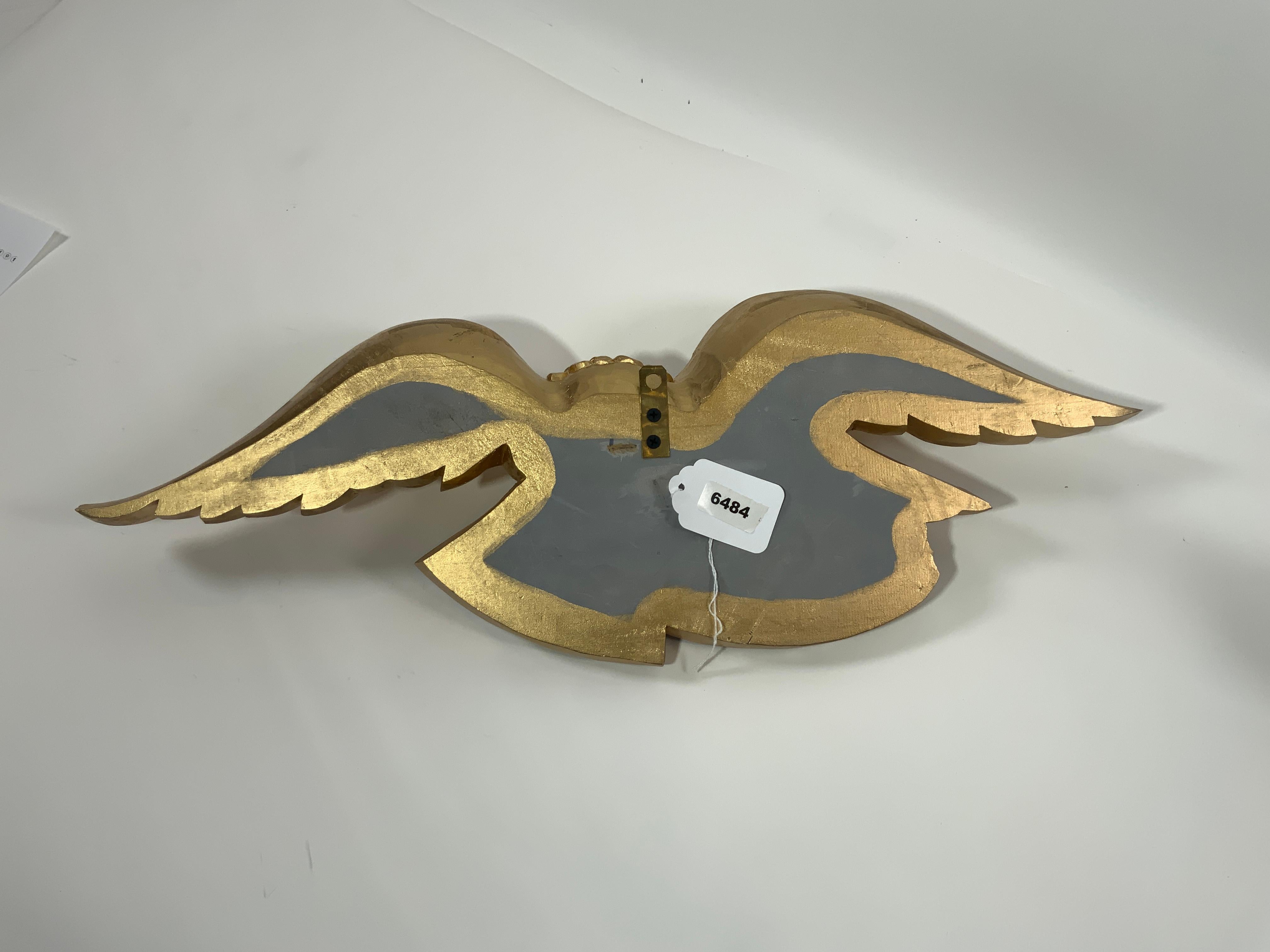 Aigle en bois sculpté dans l'esprit du 