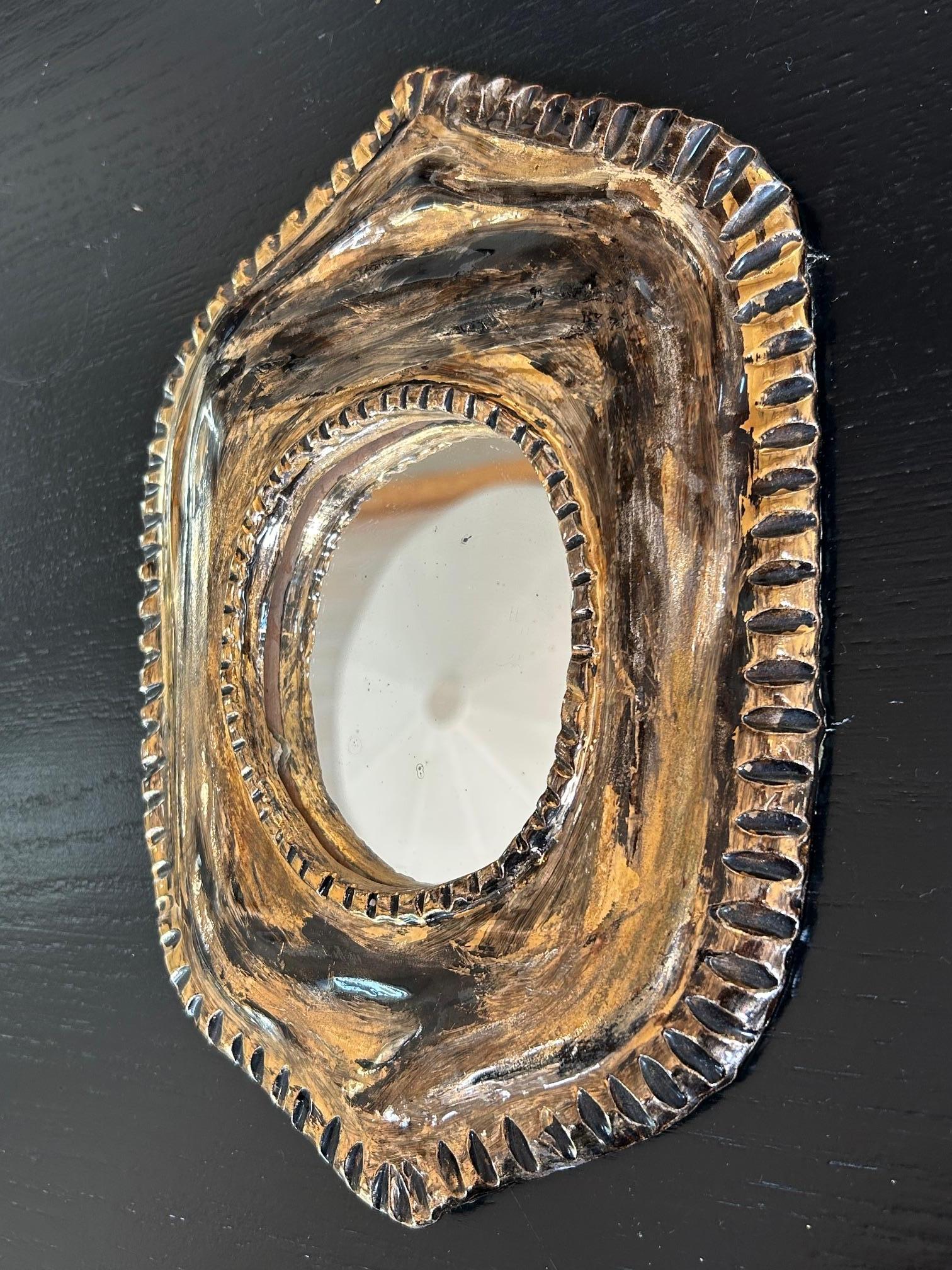 20ième siècle Miroir en céramique dorée à la manière de Mithé Espelt en vente