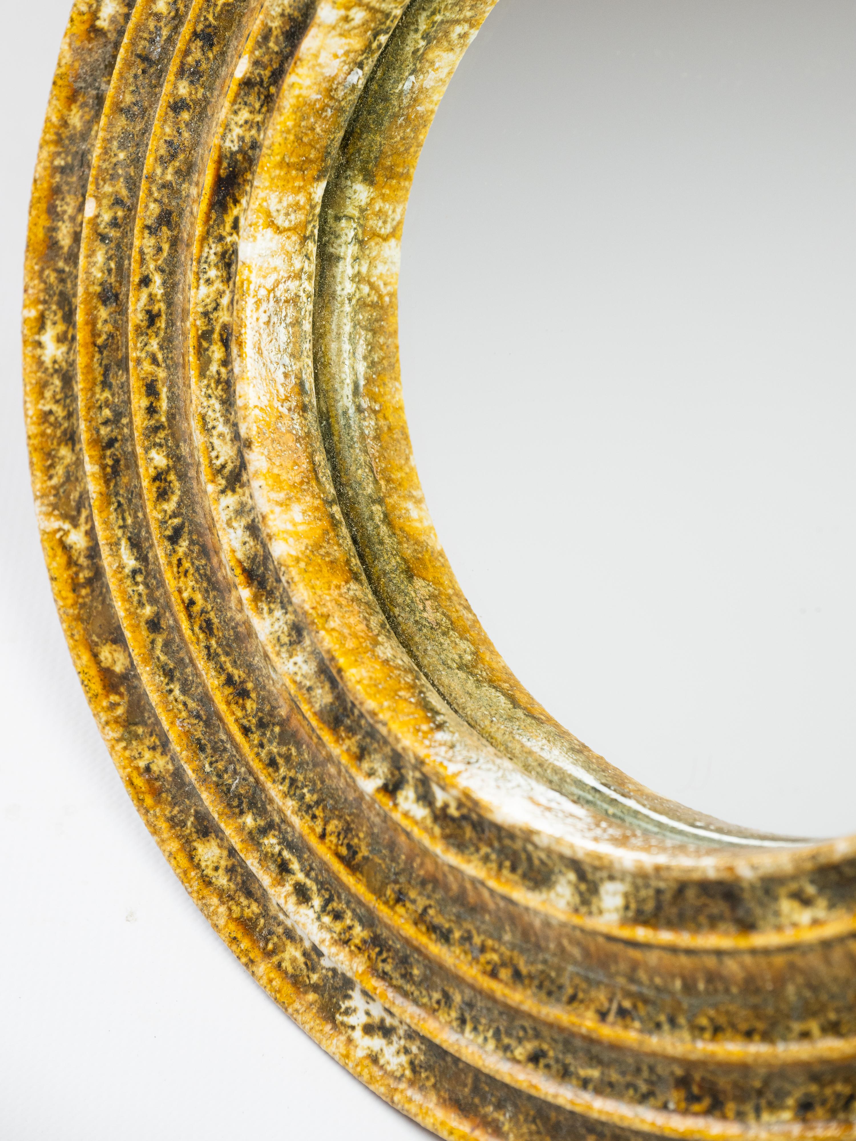 20ième siècle Miroir rond en céramique dorée en vente