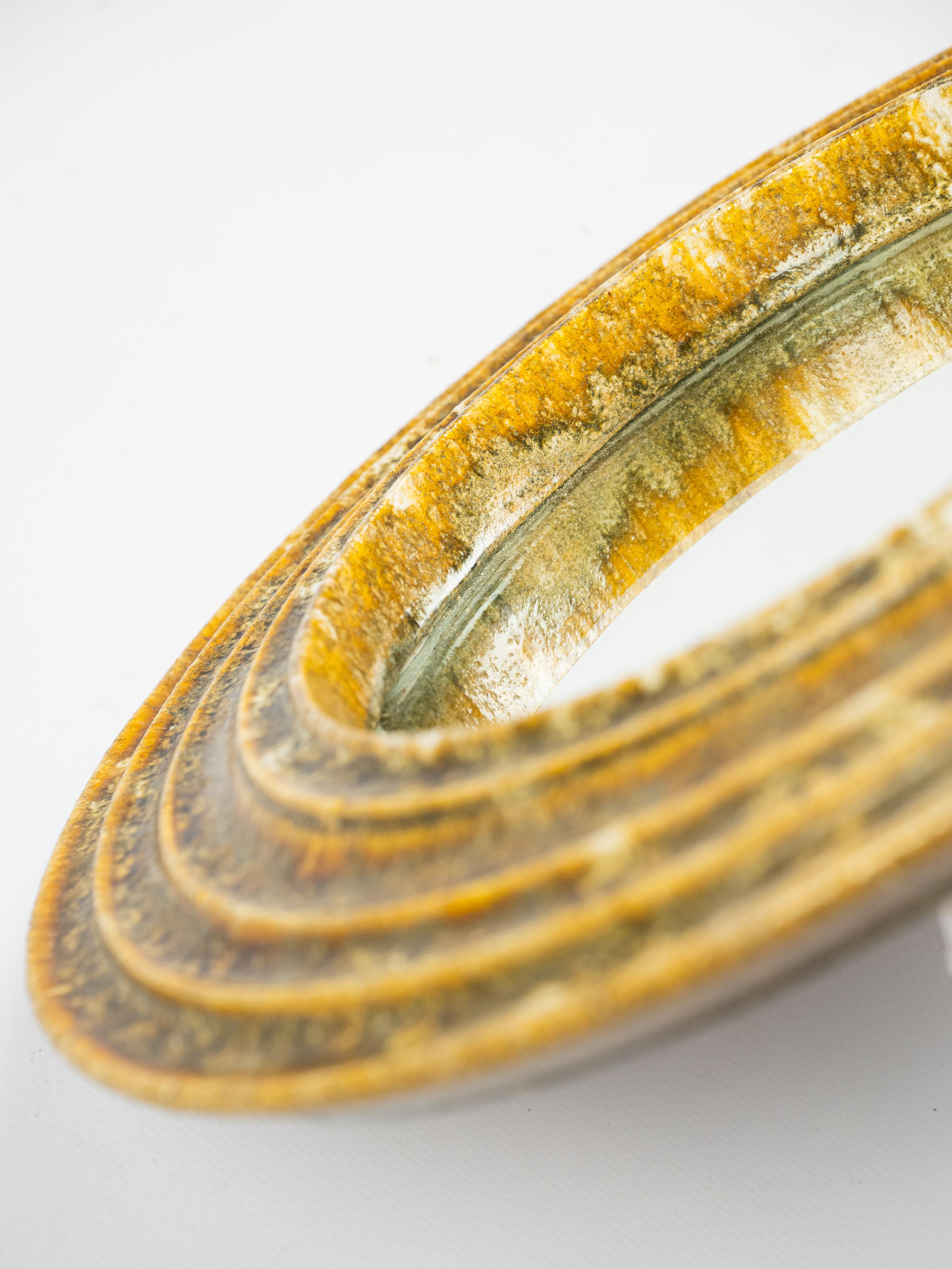 Miroir rond en céramique dorée en vente 1
