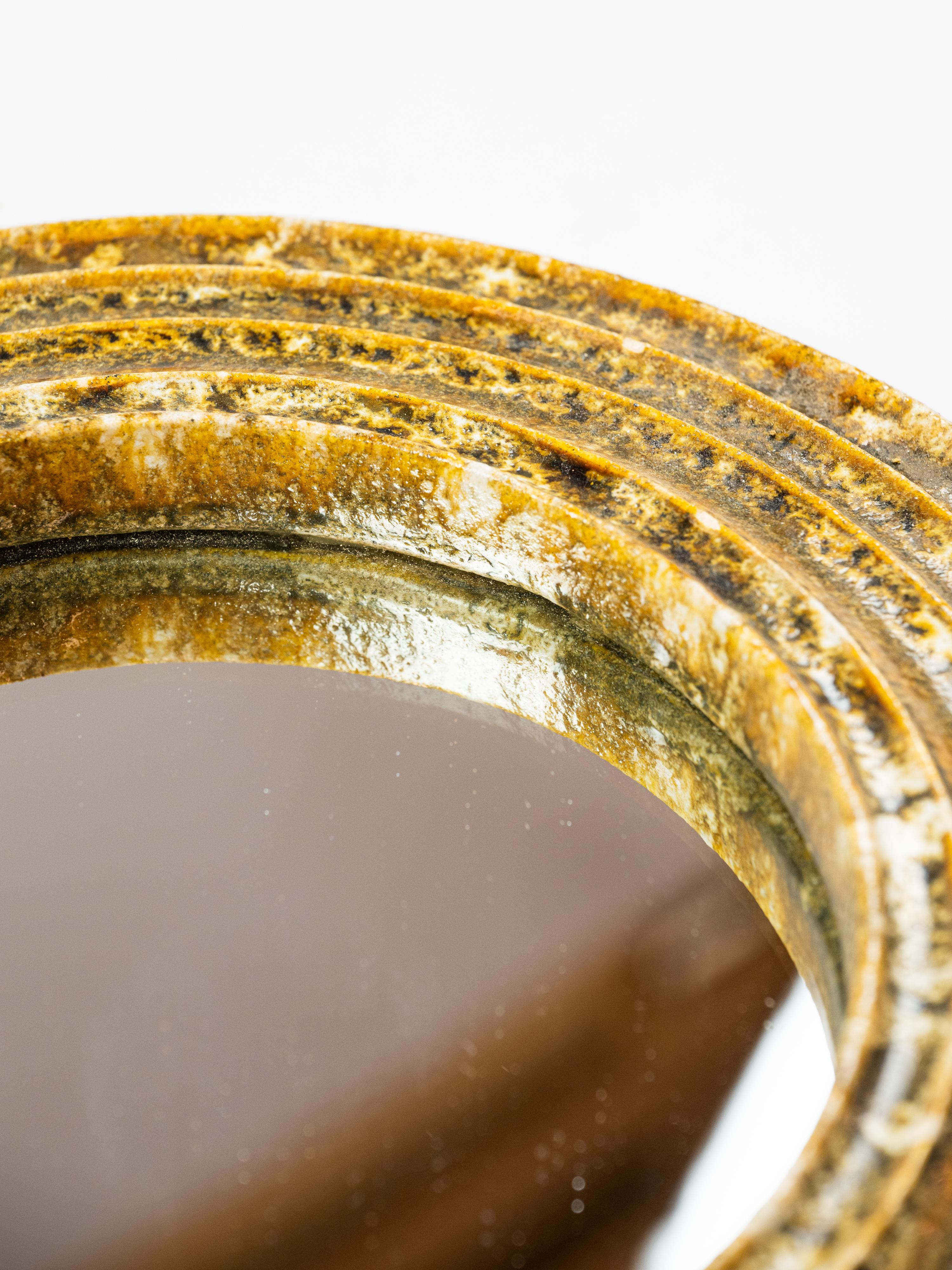 Miroir rond en céramique dorée en vente 2