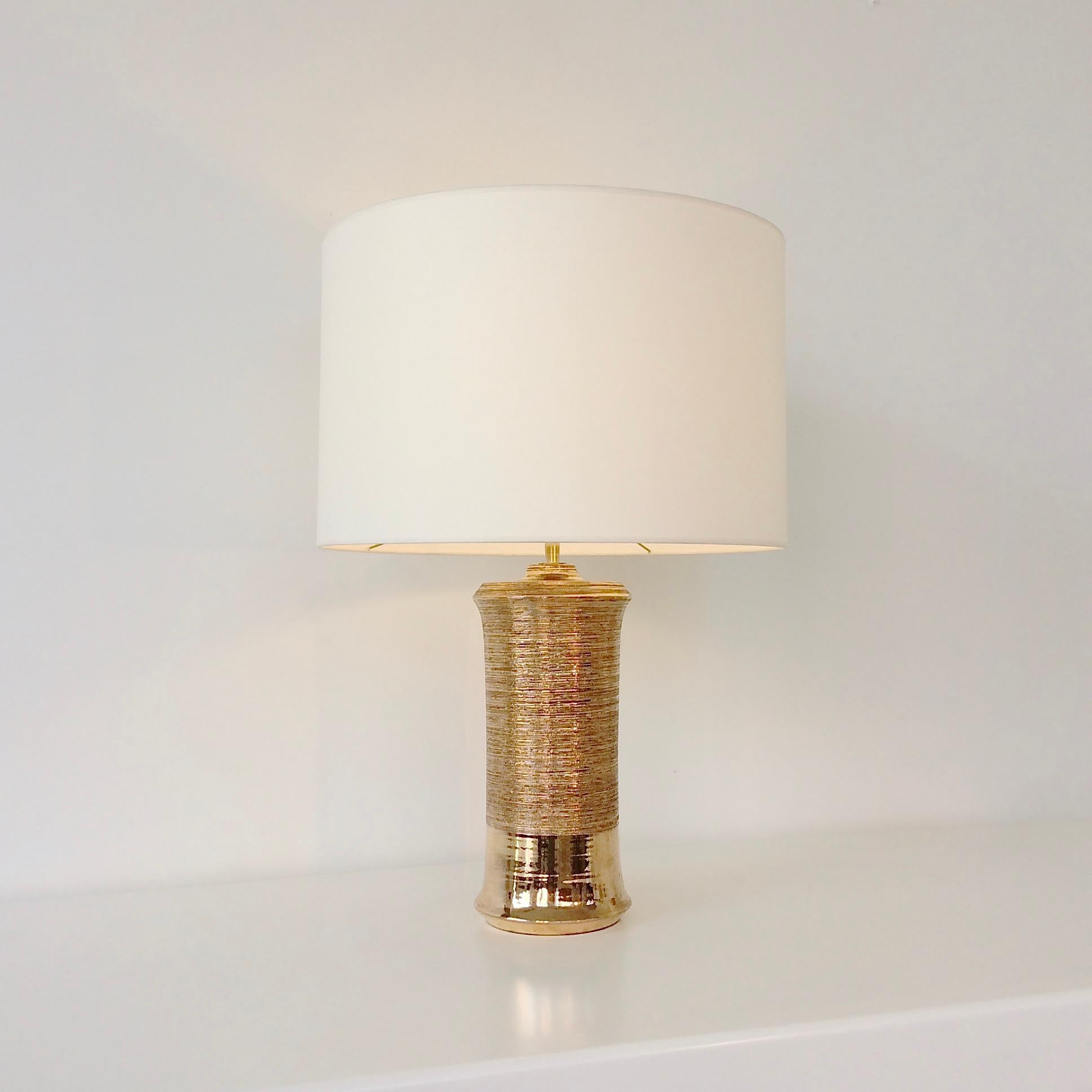 Bitossi large ceramic table lamp, circa 1970, Italy.
Gold ceramic, new white fabric.
Rewired. One E27 bulb of 60W.
Dimensions: 67 cm total height, diameter of the shade : 47 cm.
Good condition.
All purchases are covered by our Buyer Protection