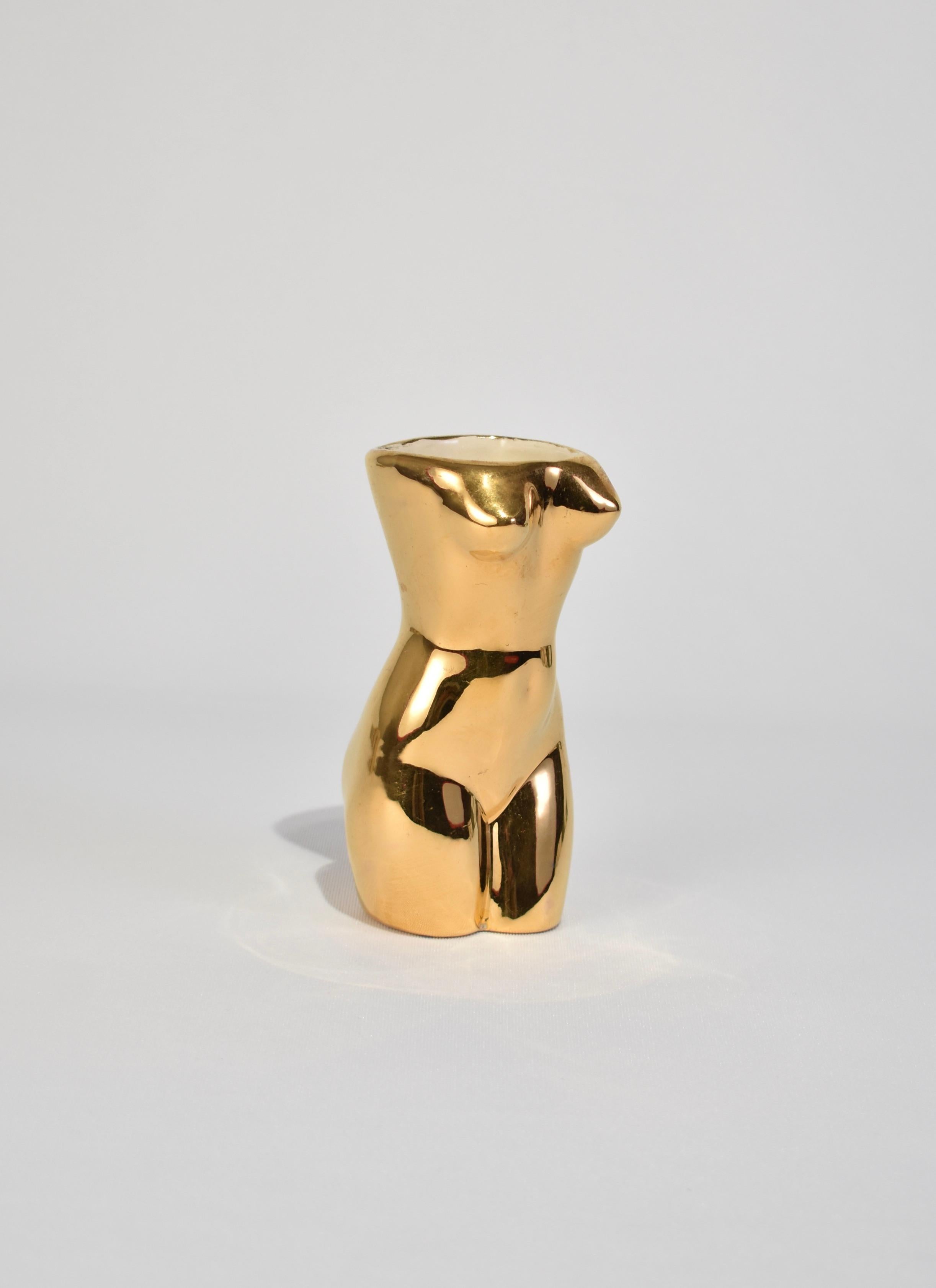 Handgefertigte, zierliche Torso-Vase aus Vintage-Keramik mit schimmernder Goldglasur. Auf dem Sockel signiert.