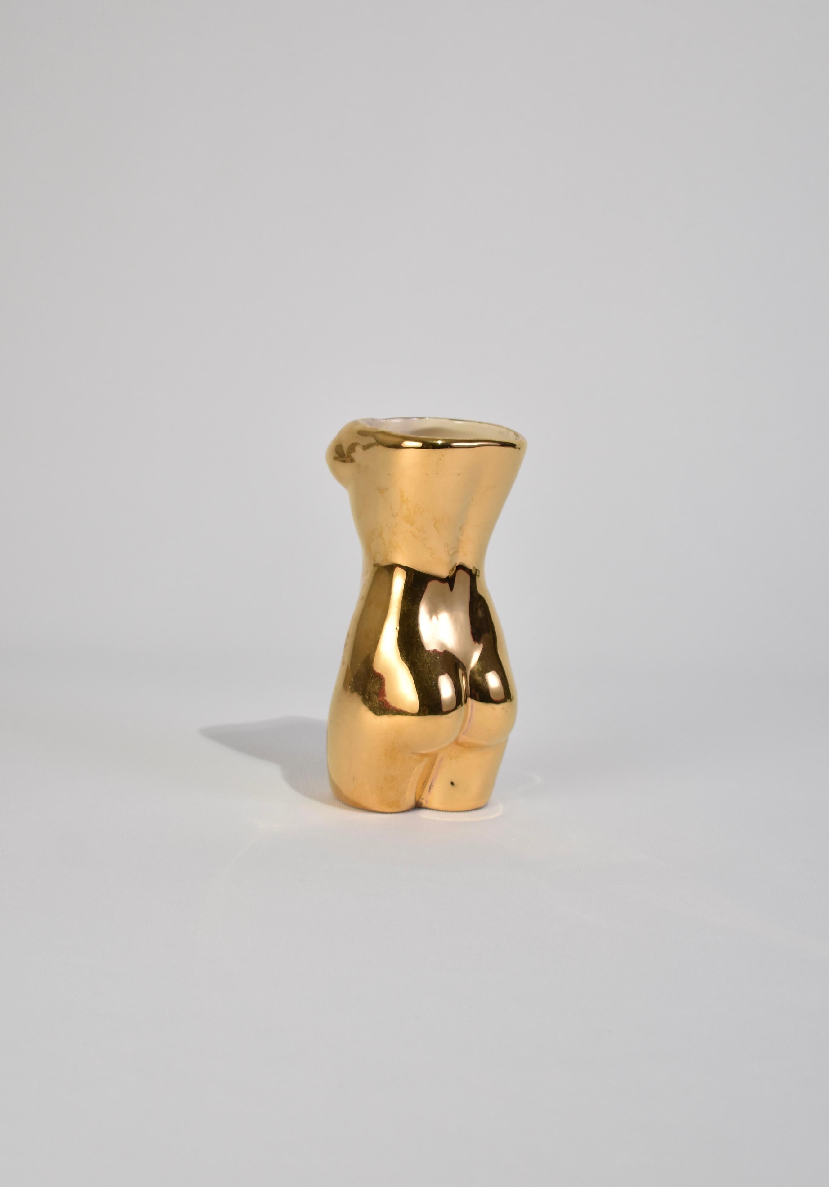 Vase torse en céramique dorée Bon état - En vente à Richmond, VA