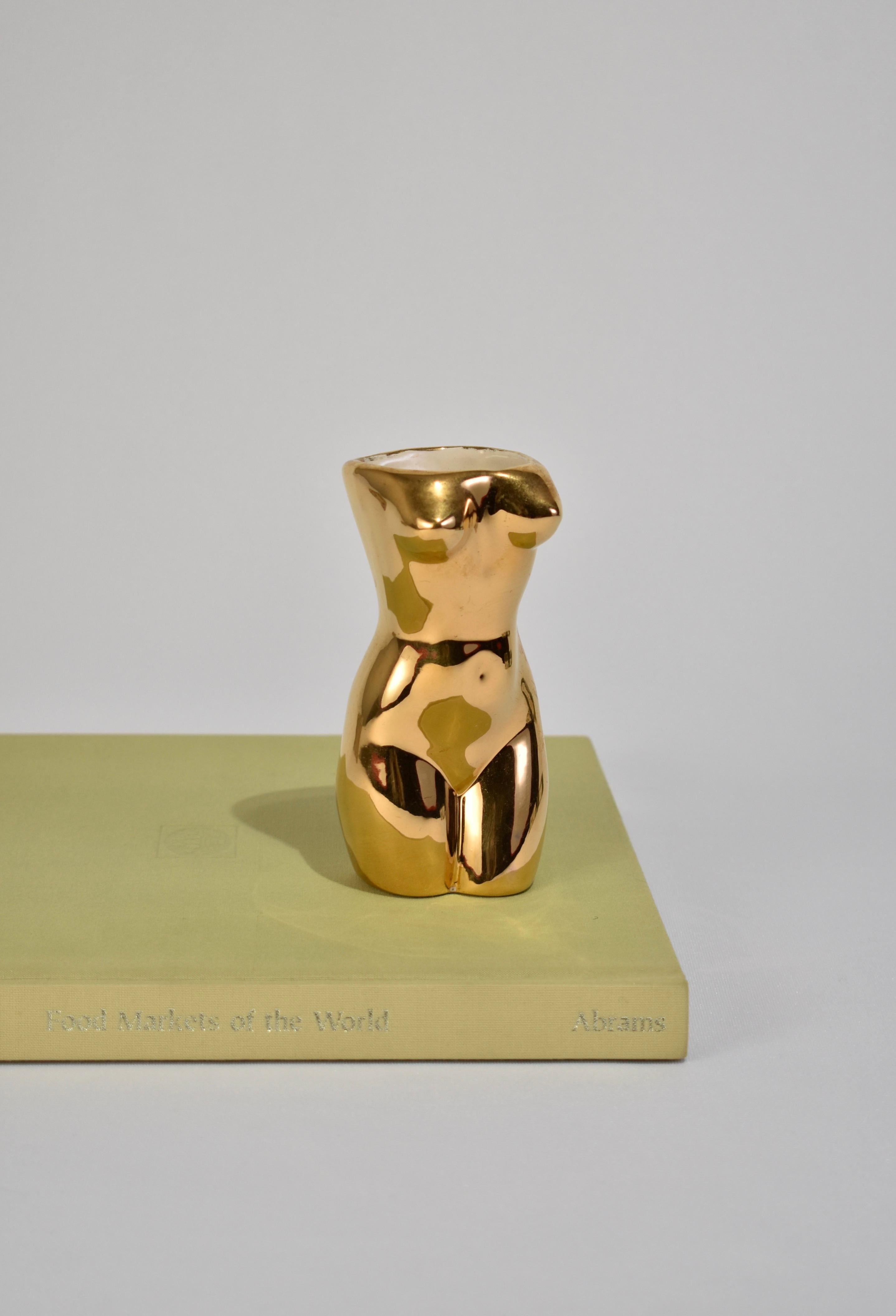Céramique Vase torse en céramique dorée en vente