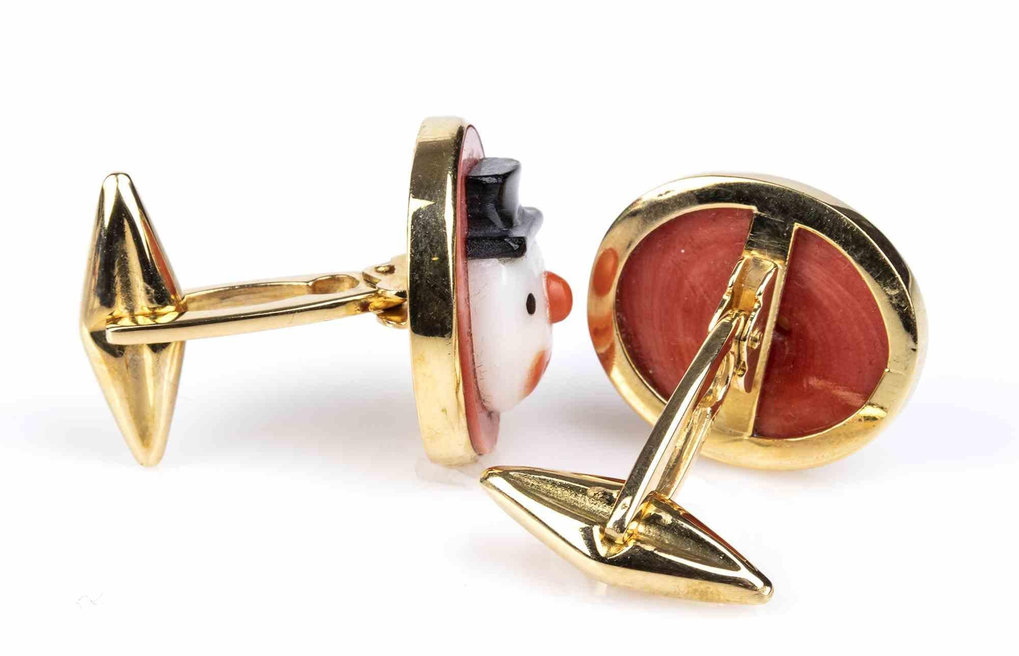 Gold, Cerasuolo coral and onyx cufflinks

18k yellow gold, each with round shape, featuring the head of a snowman in onyx and Cerasuolo coral (corallium elatius). Stamped 