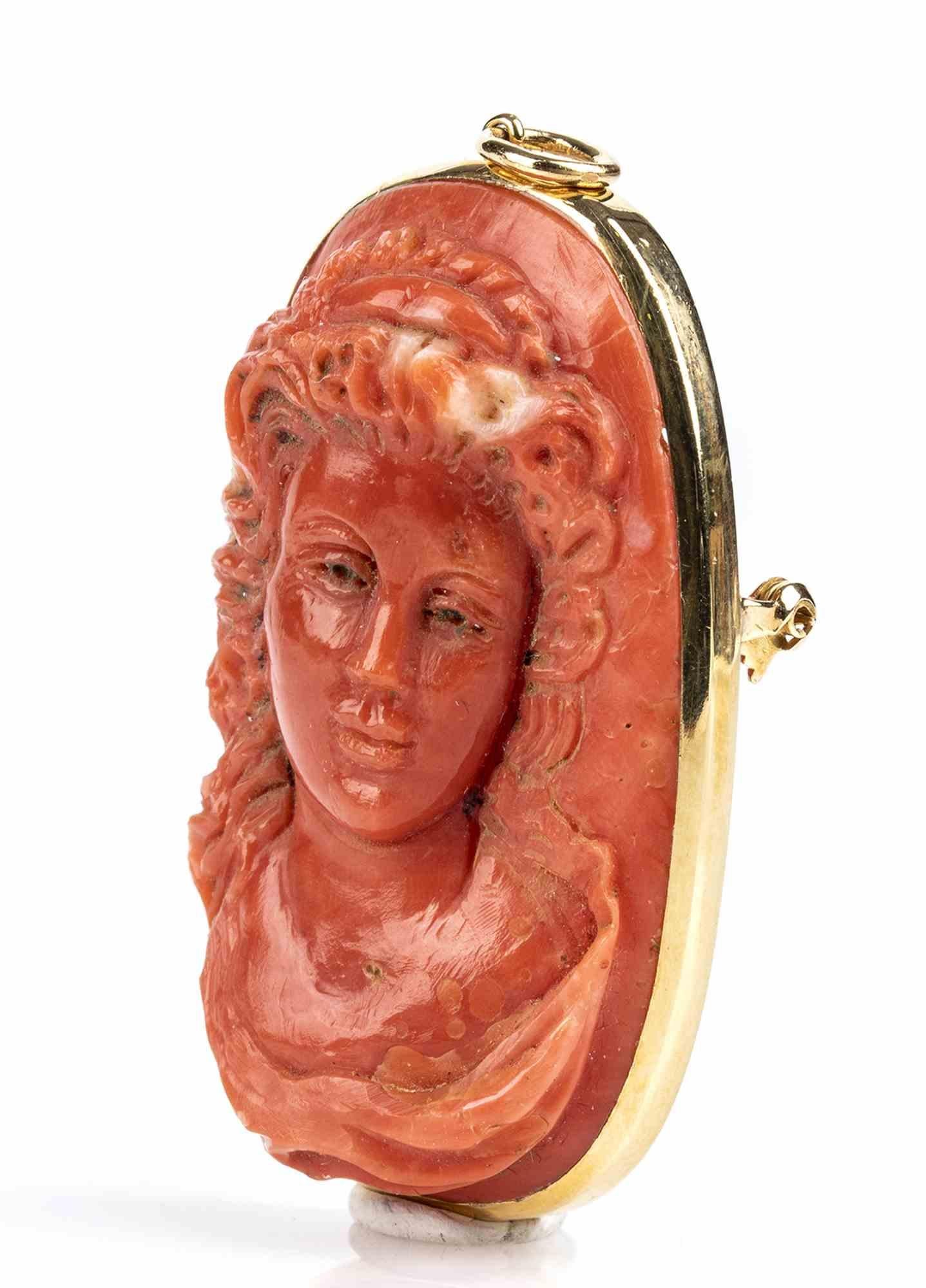 Gold and Cerasuolo Coral Cameo Pendant - by G.Ganeri

18k yellow gold, set with a Cerasuolo coral (corallium elatius) cameo depicting a female face. Signed 
