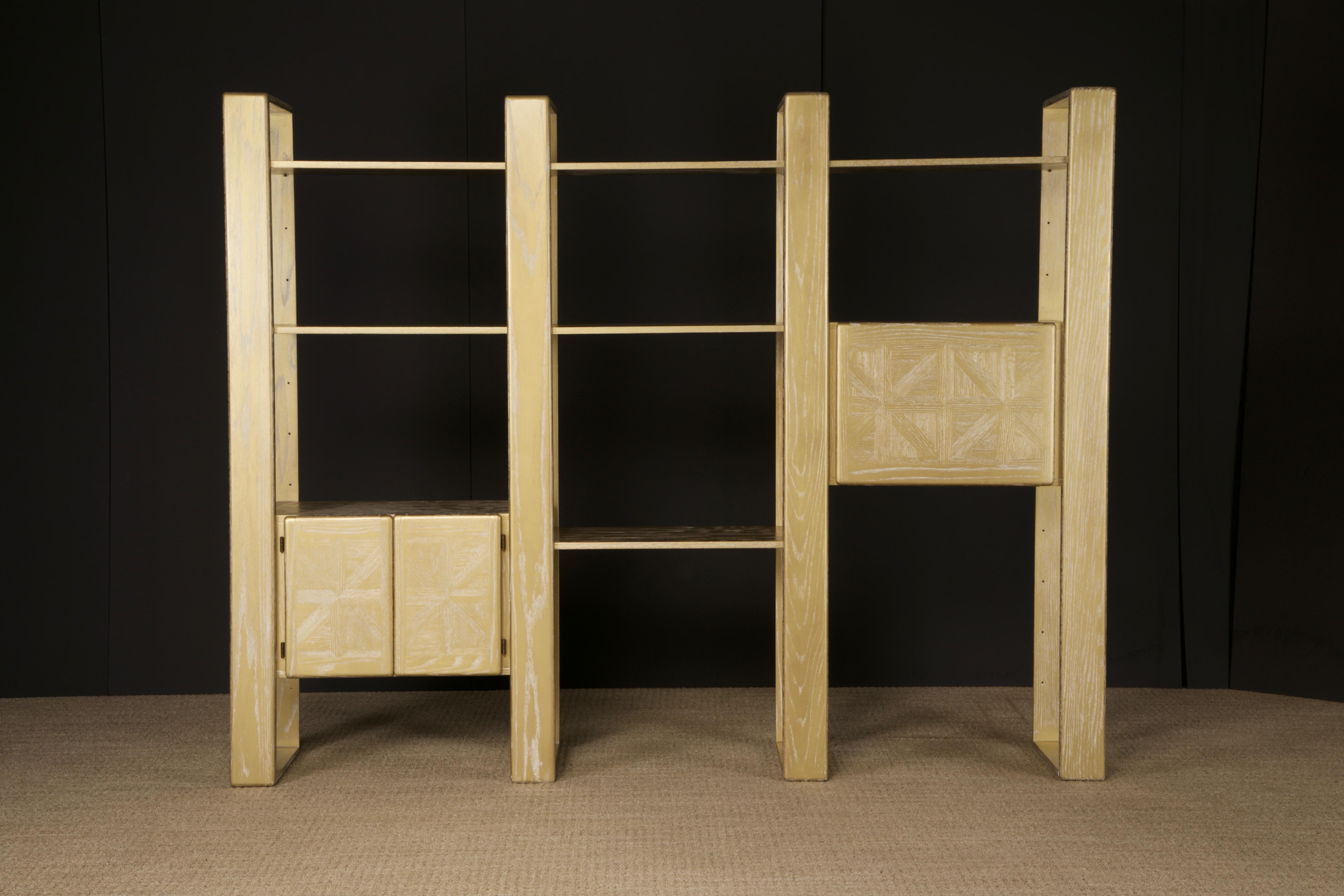 Esta librería modular de pared de roble dorado cerámico, que tiene un acabado en la parte posterior que permite utilizarla también como separador de ambientes flotante, es obra de Lou Hodges y se diseñó y fabricó en California en las décadas de 1970