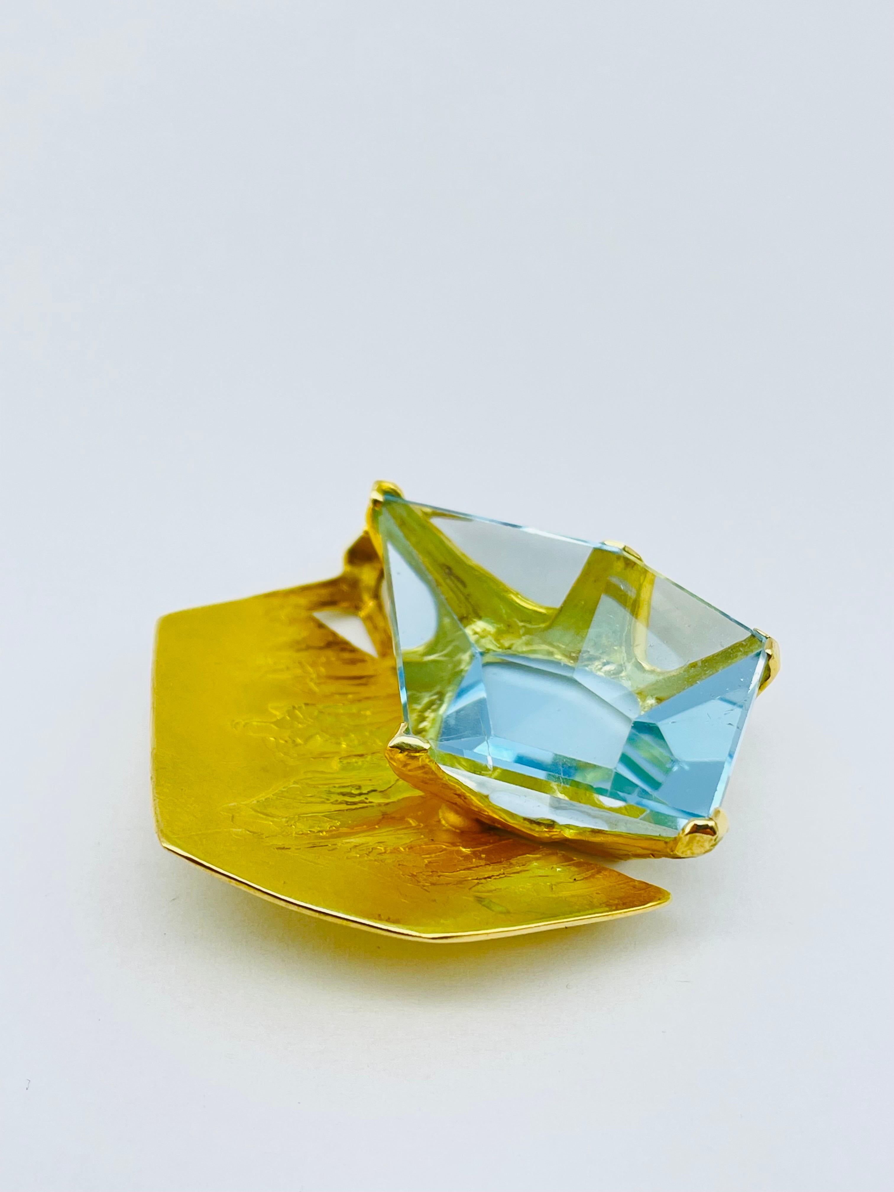 Moderne Pendentif en or avec topaze bleue Wurzbacher en vente