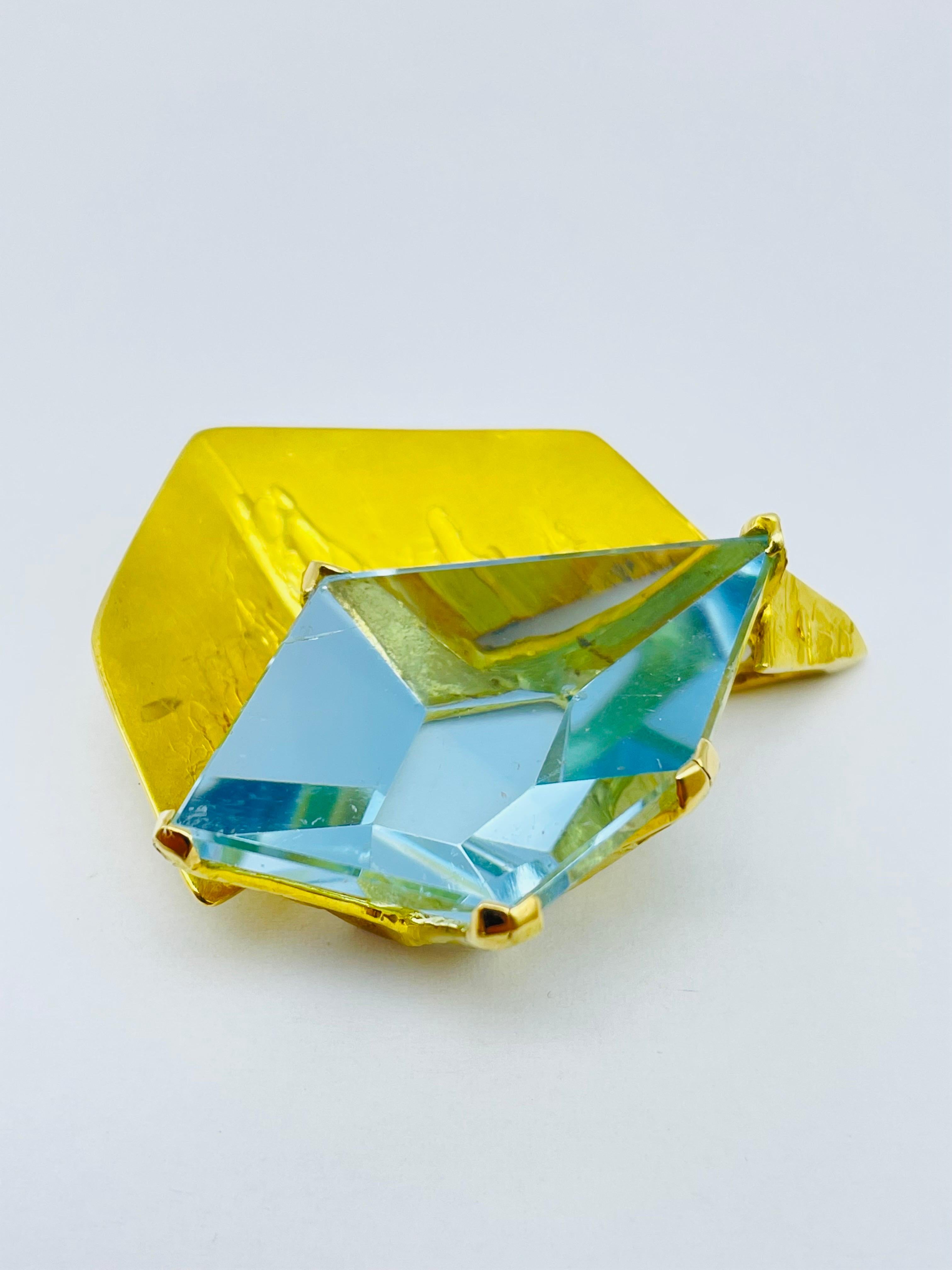 Taille trapèze Pendentif en or avec topaze bleue Wurzbacher en vente