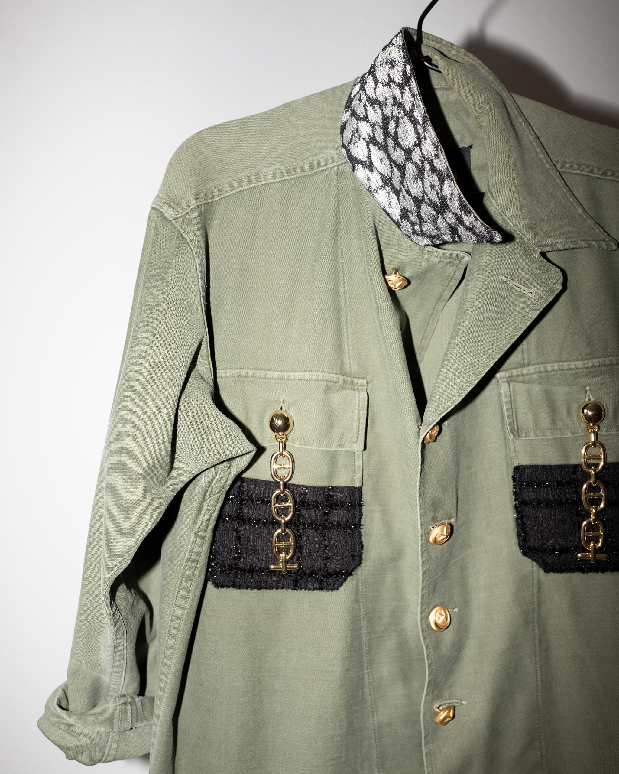 Vintage one of a kind distressed Green Military Jacket with Vintage Silver Lurex Animal Jaquard Collar, Black Tweed Pockets, Vintage Italian Gold Chain Details on Pockets
Designer : J DAUPHIN
Taille : Large
Luxe durable, Vintage recyclé et