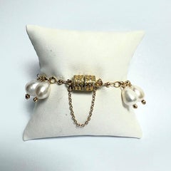 Bracciale Paradizia con catena d'oro, perle bianche e chiusura con diamanti in pavé